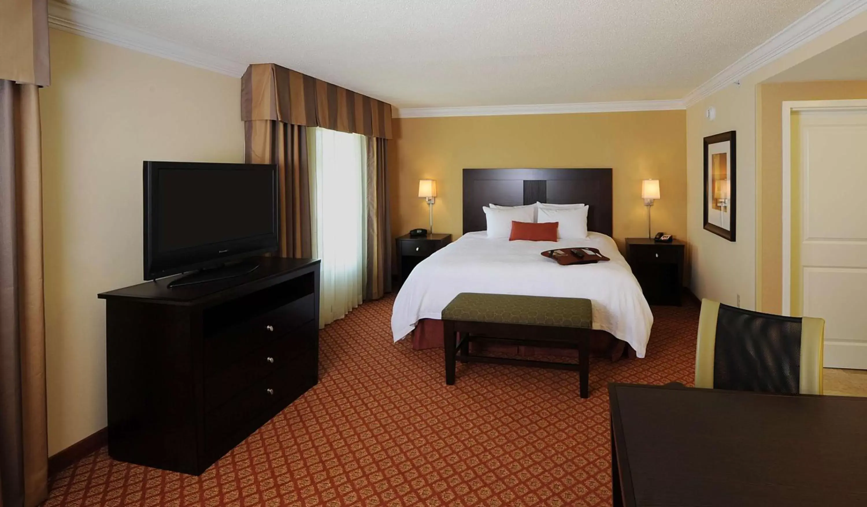 Bed in Hampton Inn & Suites Scottsboro