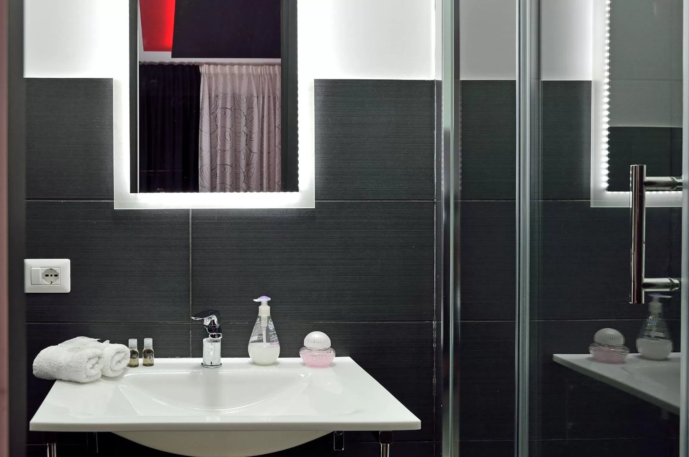 Double Room in Black & White G&G