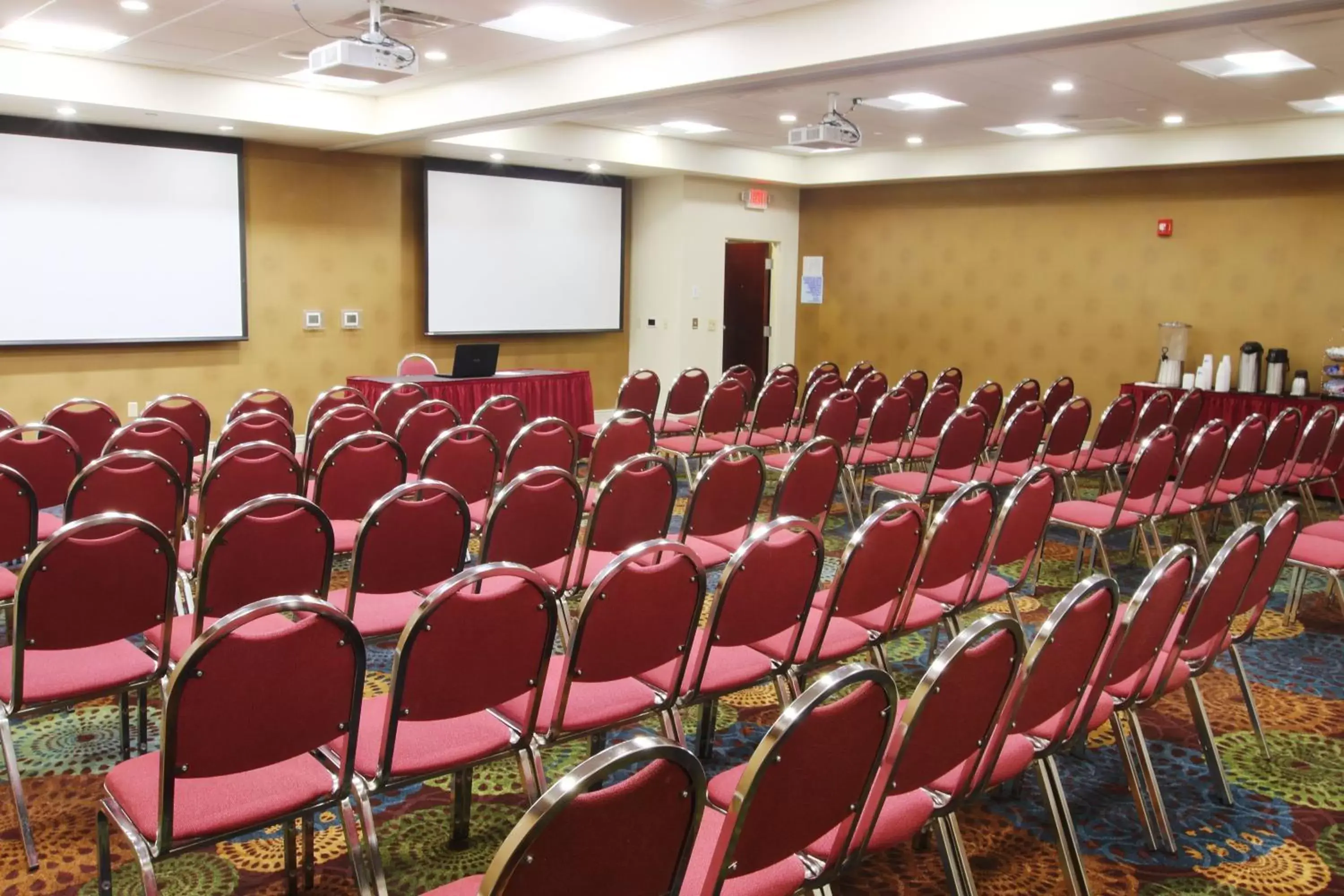 Meeting/conference room in Holiday Inn Express Pittsburgh West - Greentree, an IHG Hotel