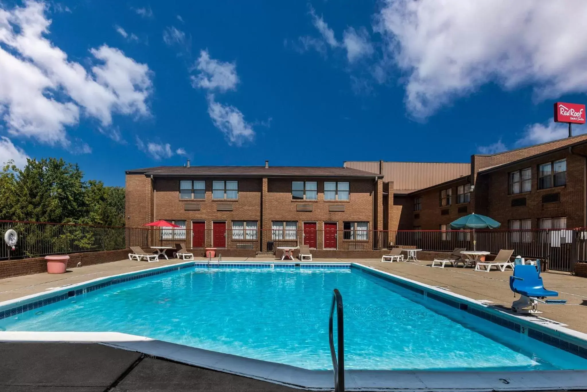 Swimming pool, Property Building in Red Roof Inn & Suites Lexington - Hamburg