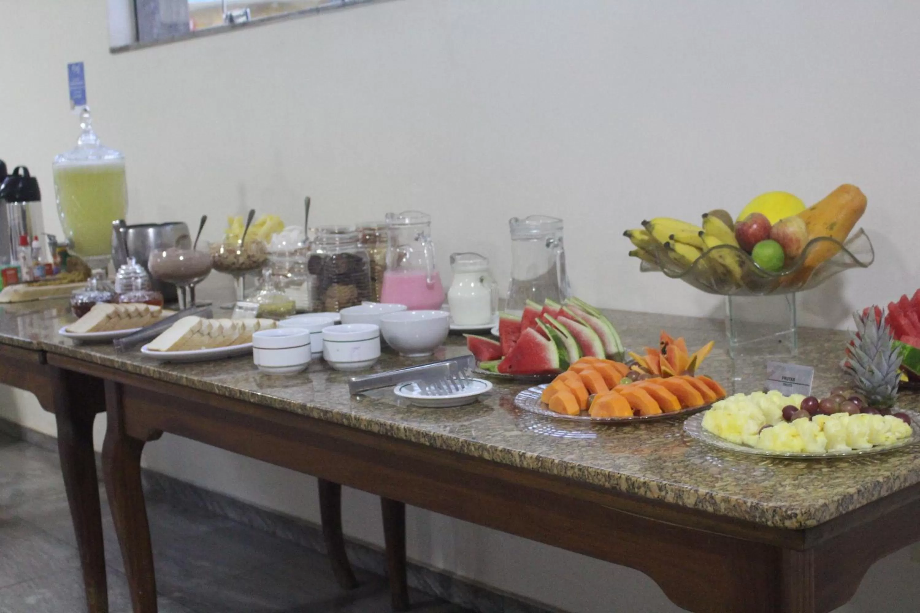 Continental breakfast in Hotel Oscar Econômico Montes Claros