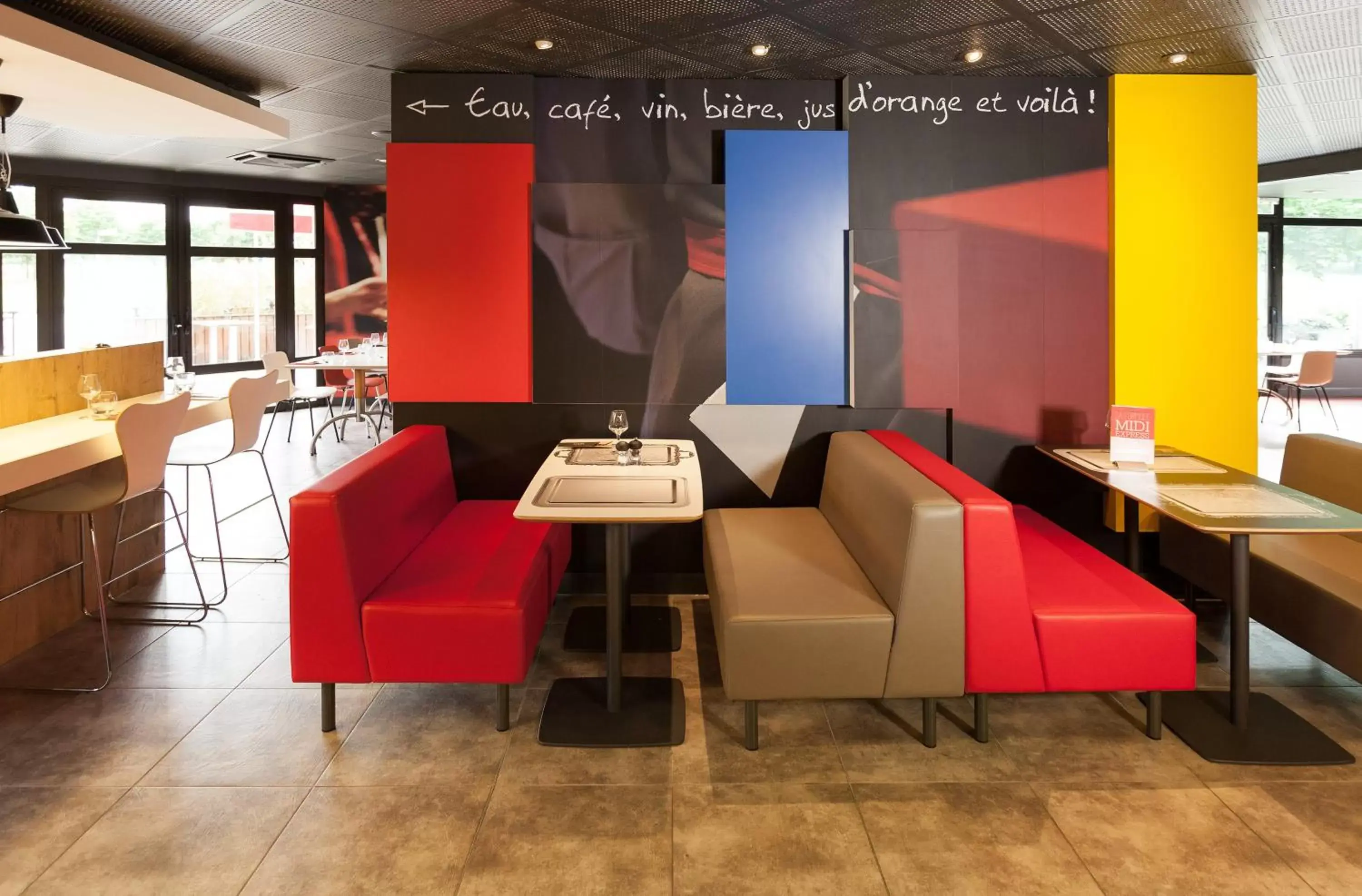 Lounge or bar, Restaurant/Places to Eat in Ibis Évry-Courcouronnes