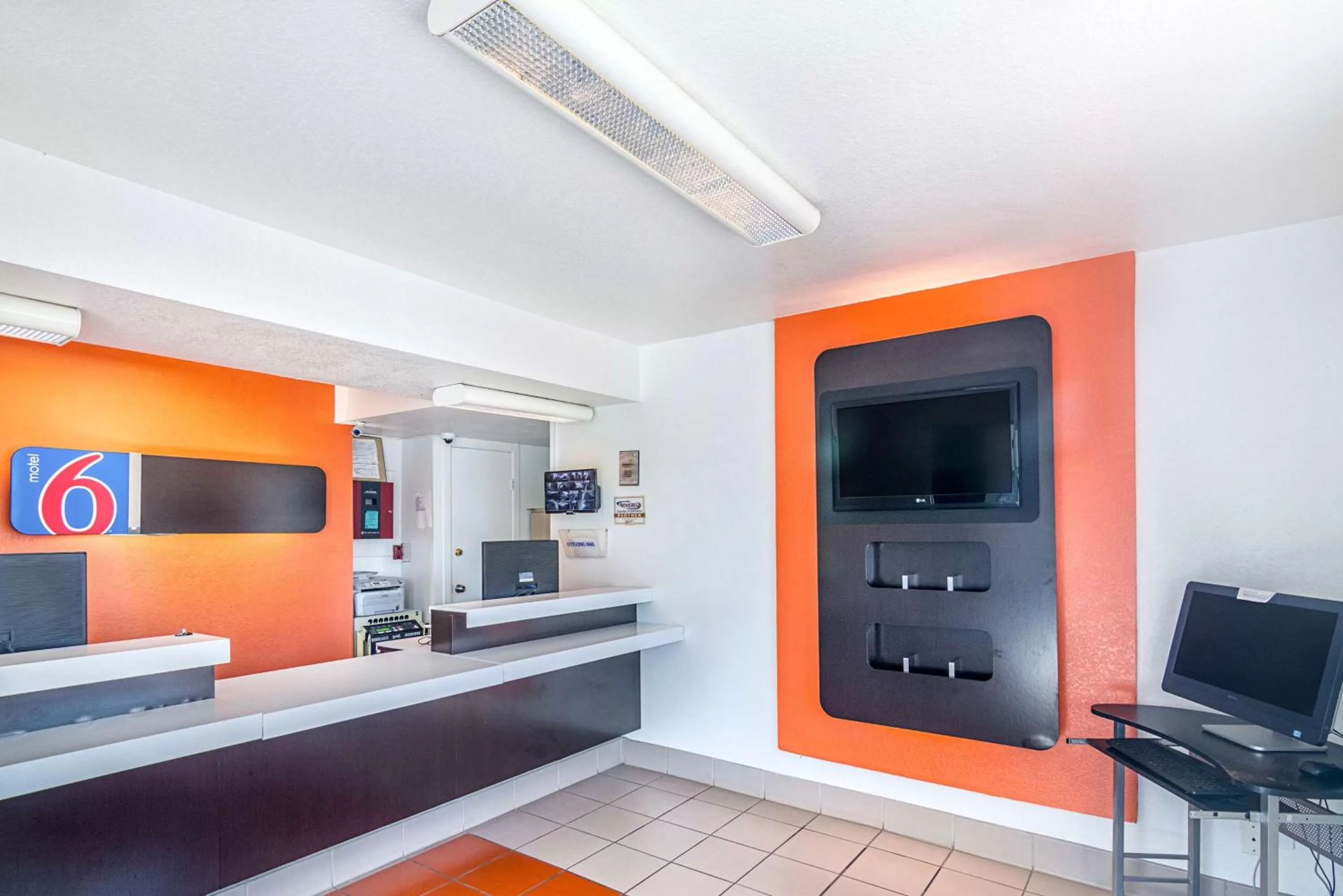 Communal lounge/ TV room in Motel 6-Ardmore, OK