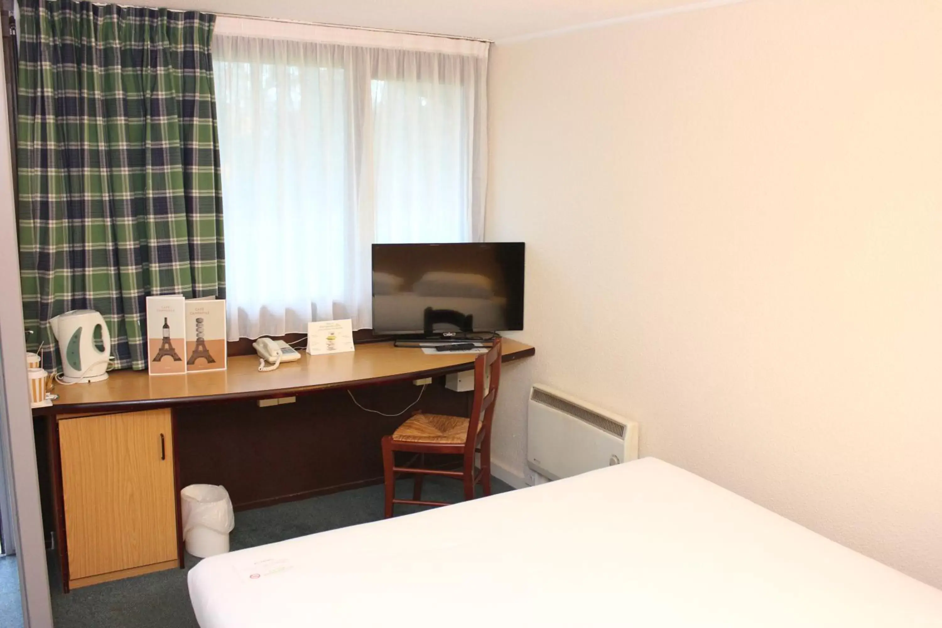 Bedroom, TV/Entertainment Center in Campanile Hotel Doncaster