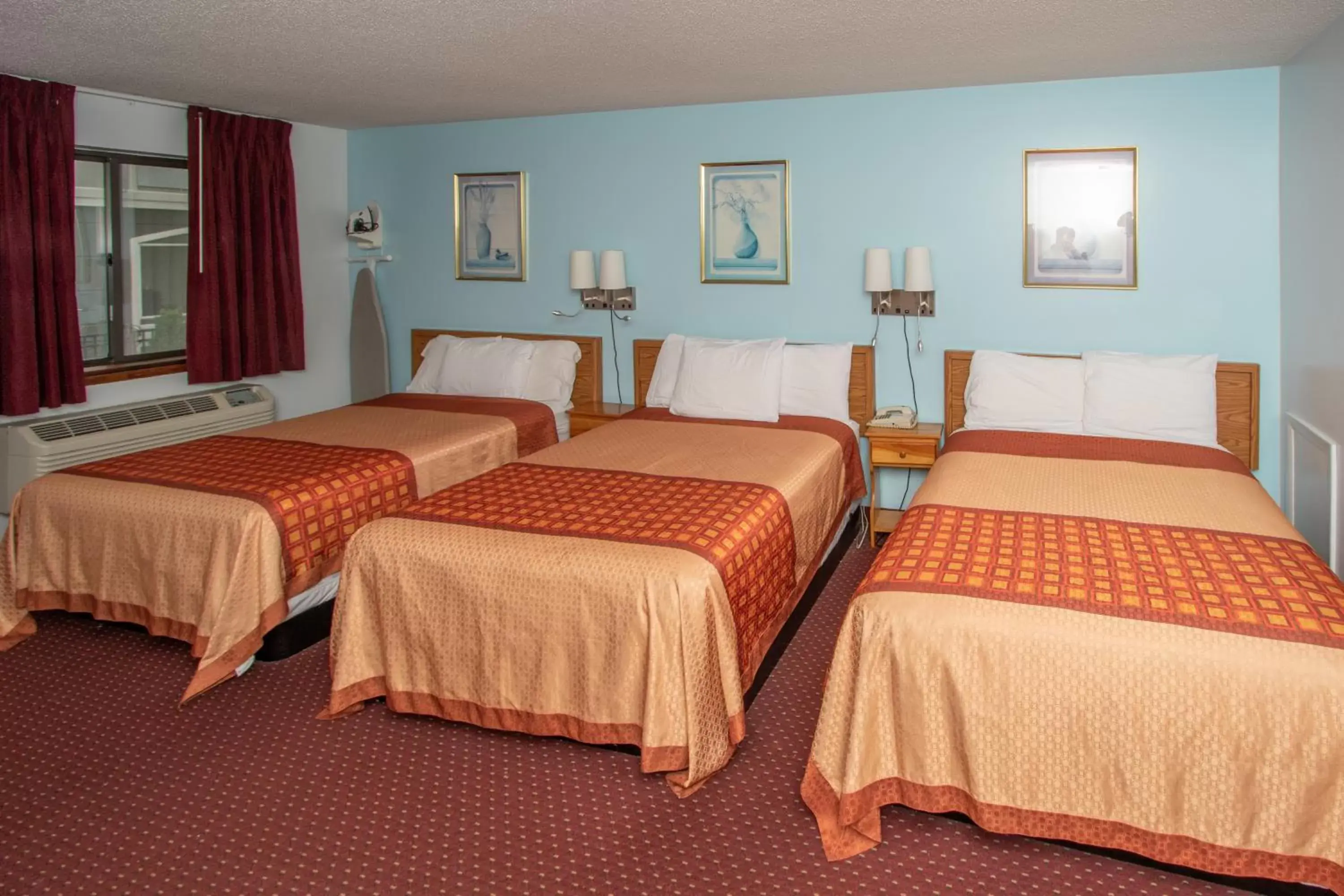 Photo of the whole room, Bed in Eastbrook Inn