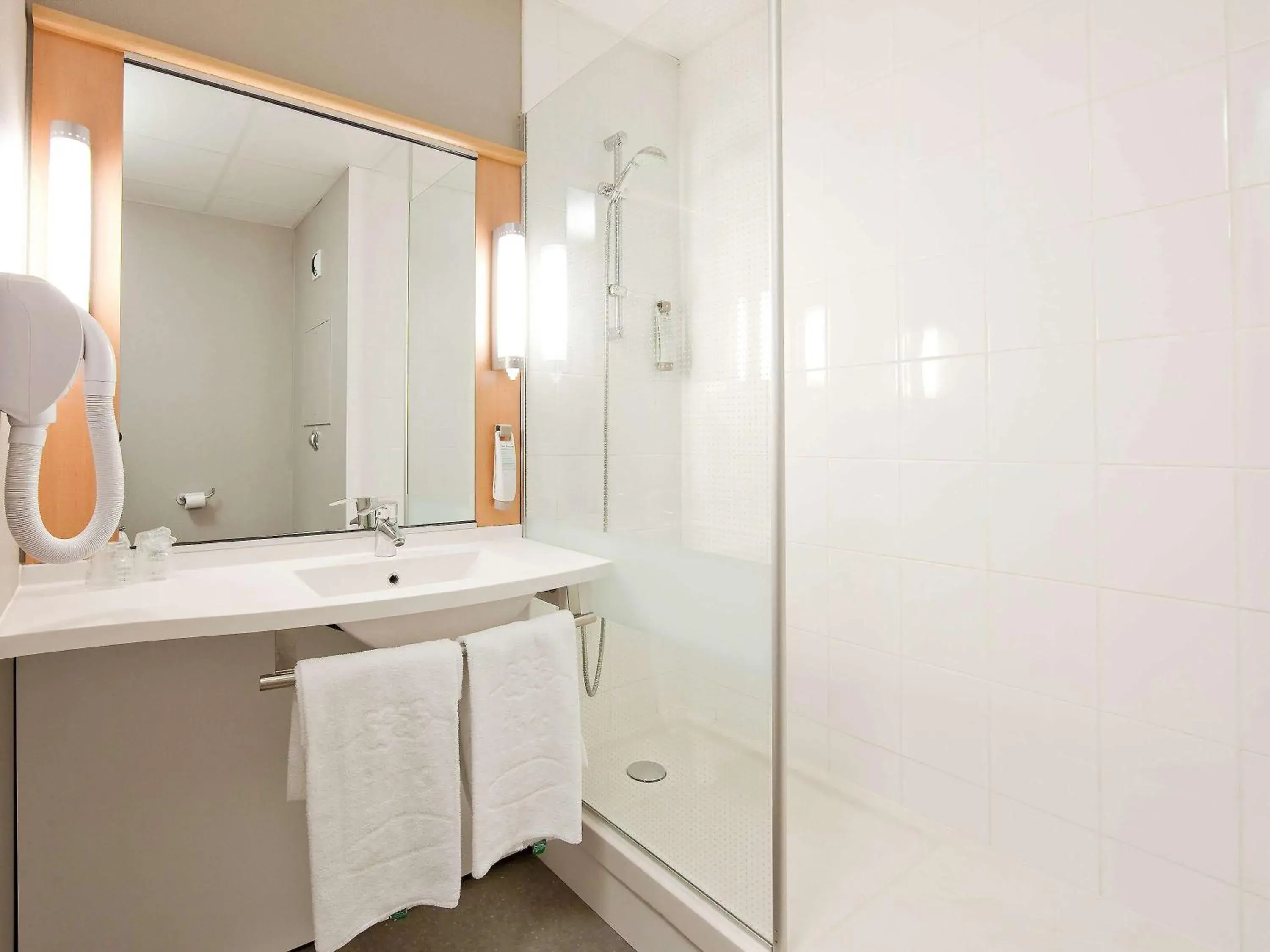 Photo of the whole room, Bathroom in ibis Paris Pantin Eglise