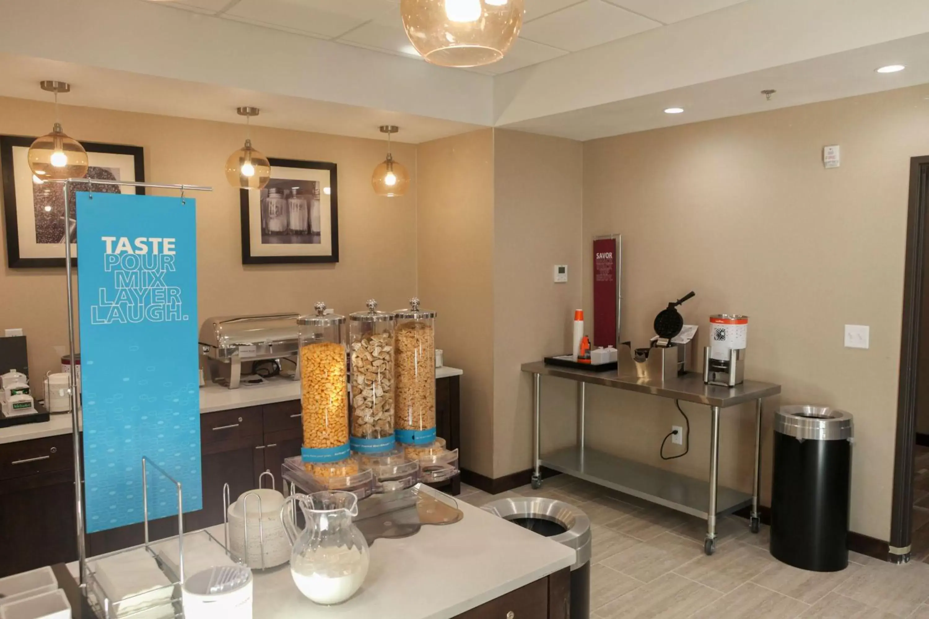 Dining area, Kitchen/Kitchenette in Hampton Inn & Suites Lafayette