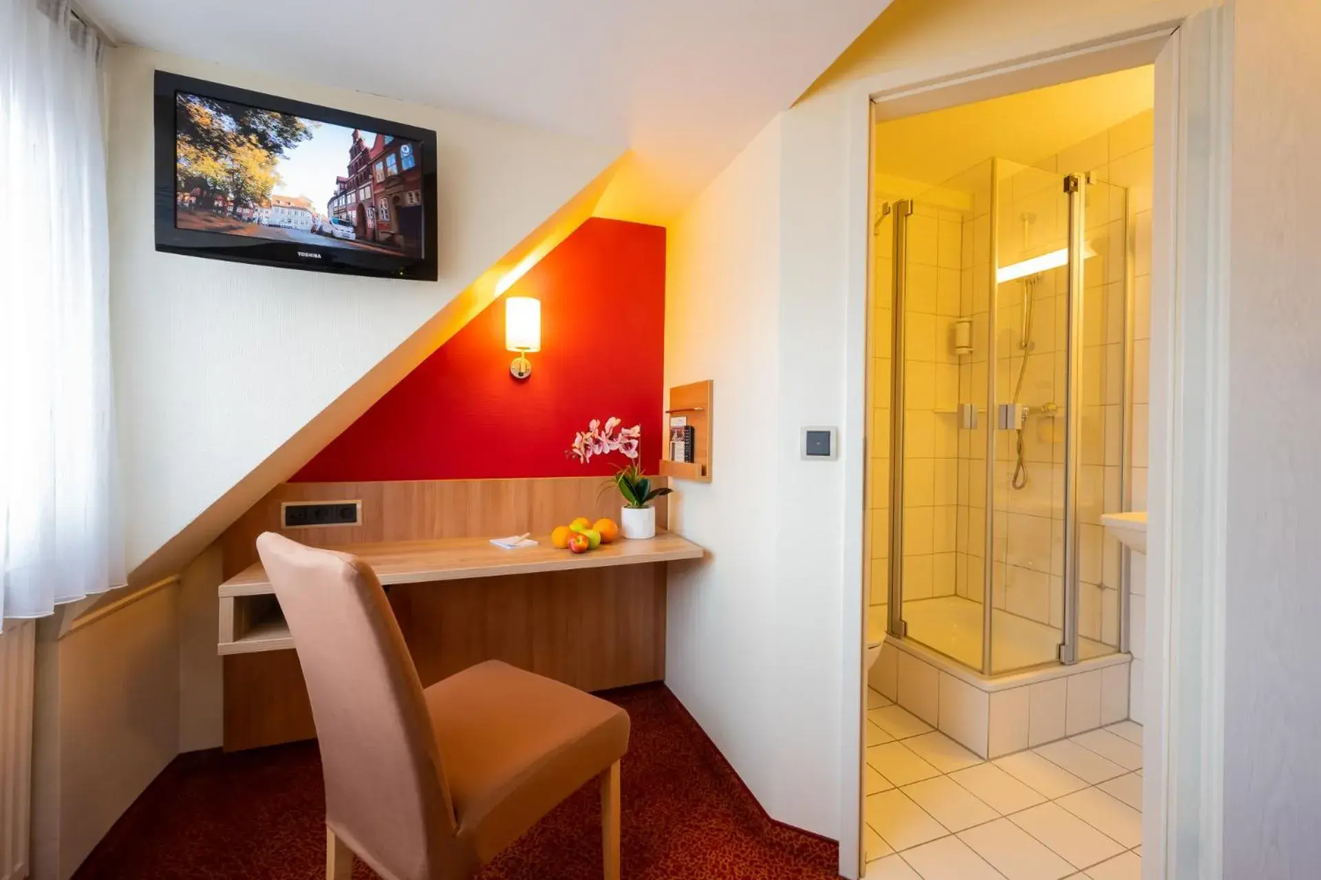 Bathroom, TV/Entertainment Center in Ambient Hotel am Europakanal