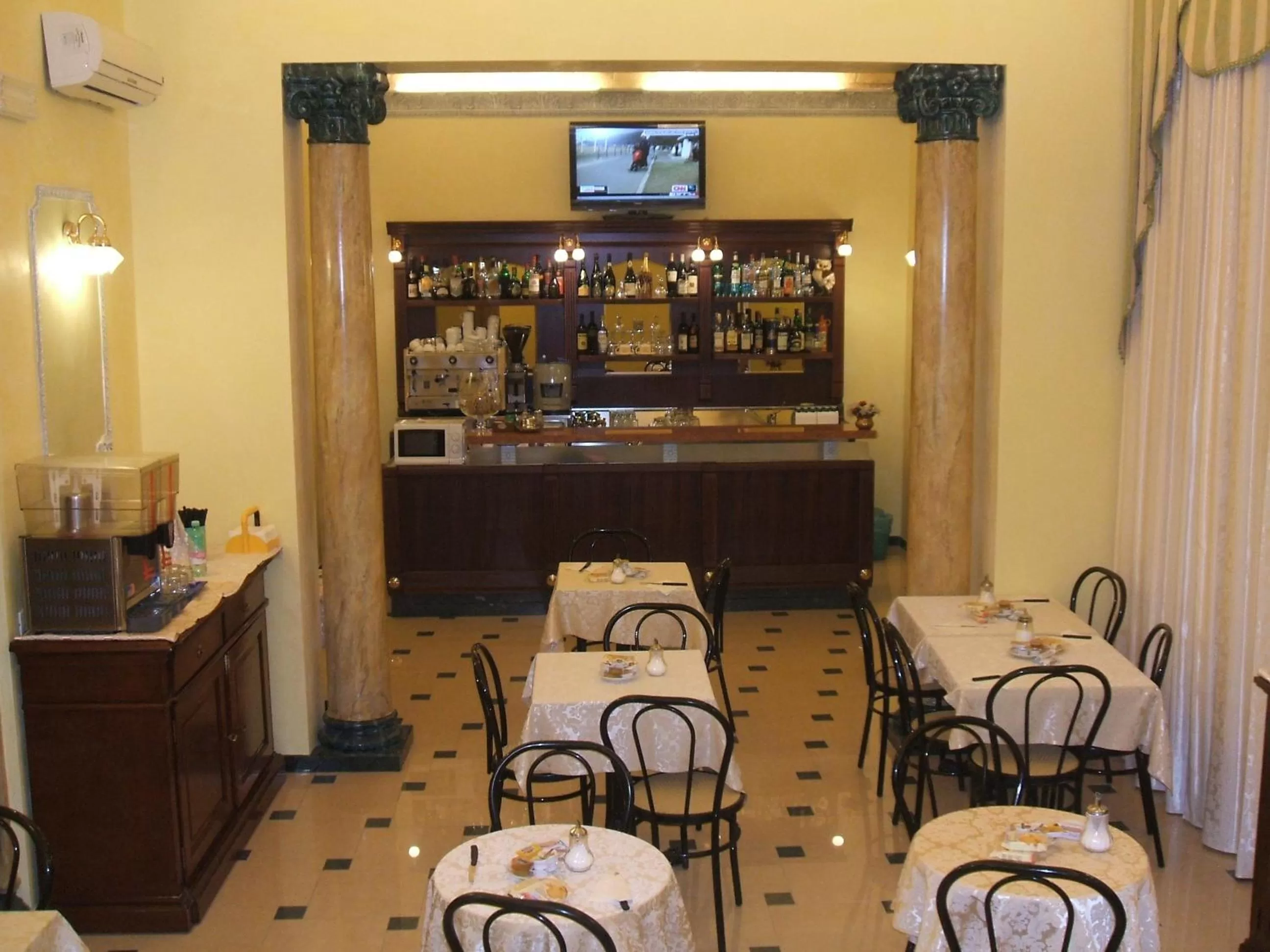 Restaurant/places to eat in Cambridge Hotel