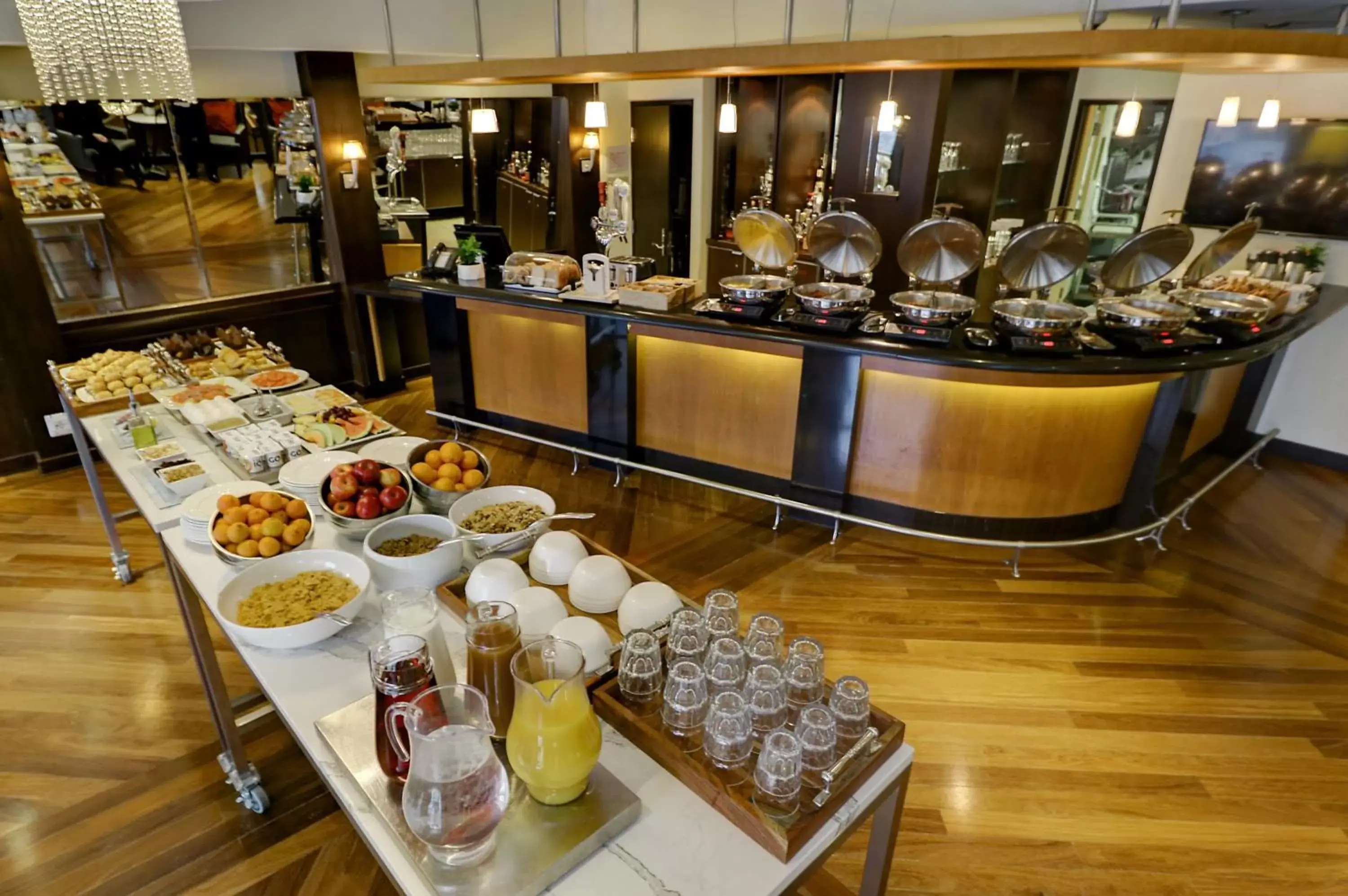 Buffet breakfast in Hôtel Le Cantlie Suites