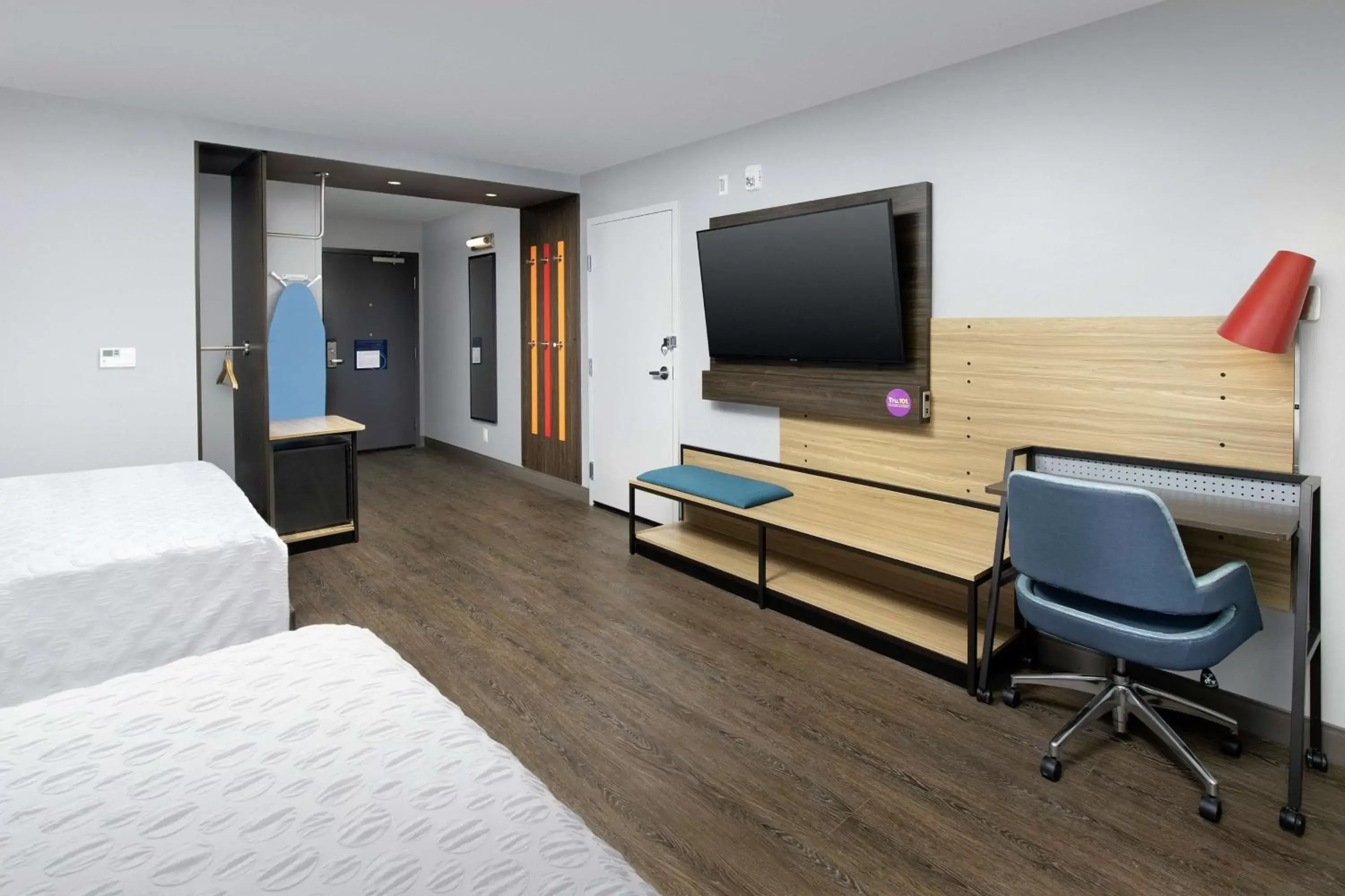 Bedroom, TV/Entertainment Center in Tru By Hilton San Antonio Lackland Sea World