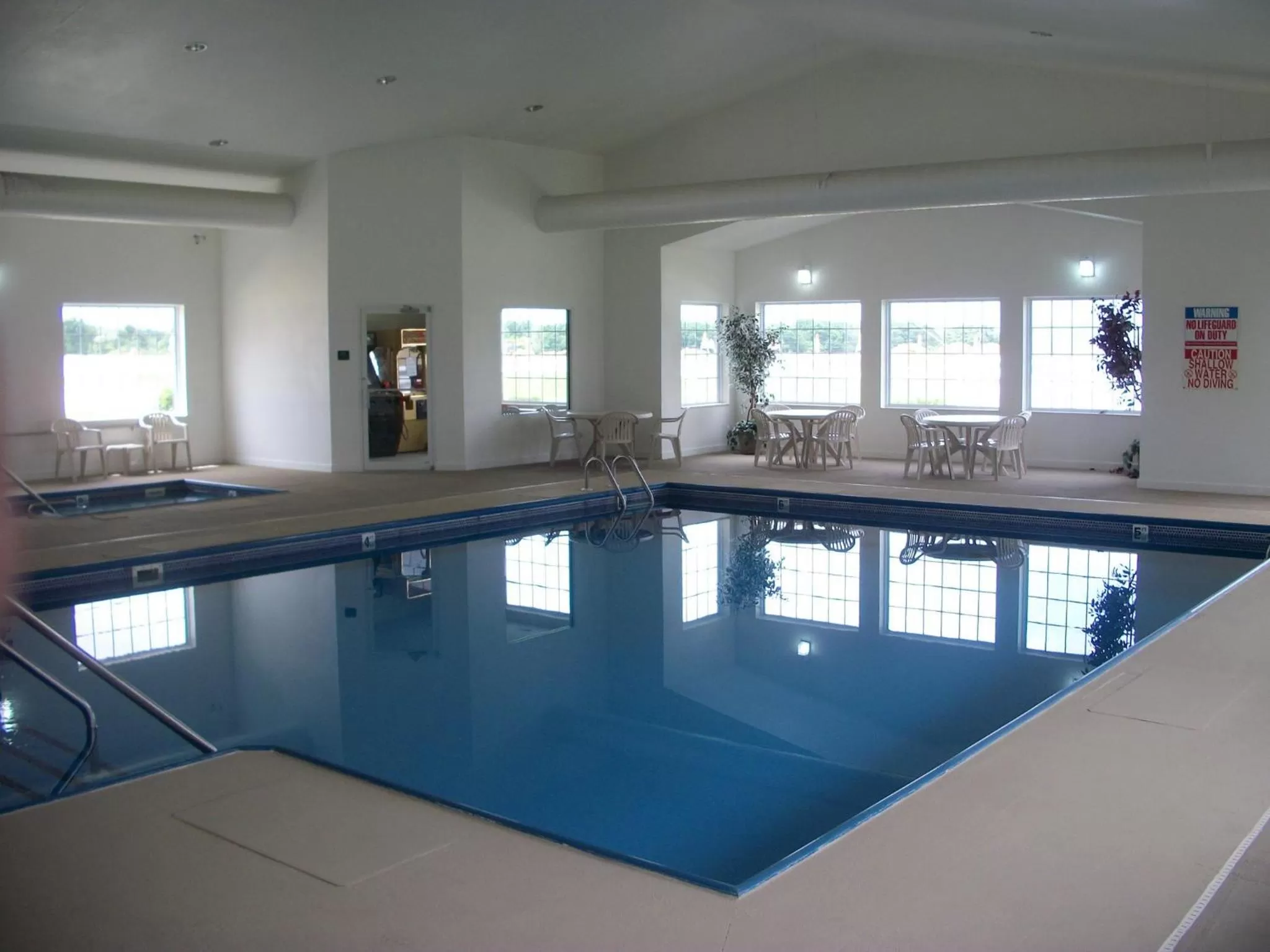 Swimming pool in Oak Hill Inn & Suites