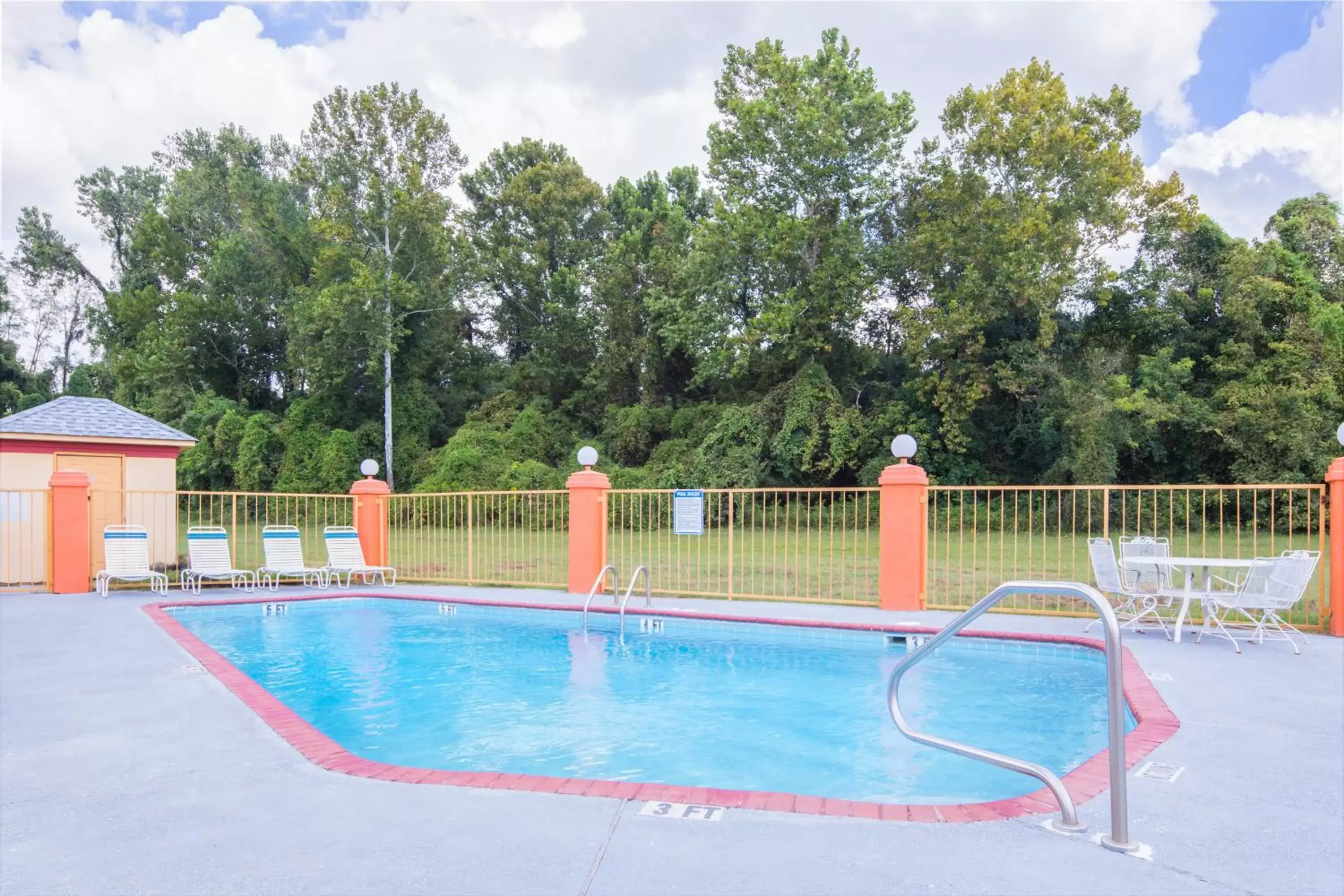 Swimming Pool in Howard Johnson by Wyndham Vicksburg