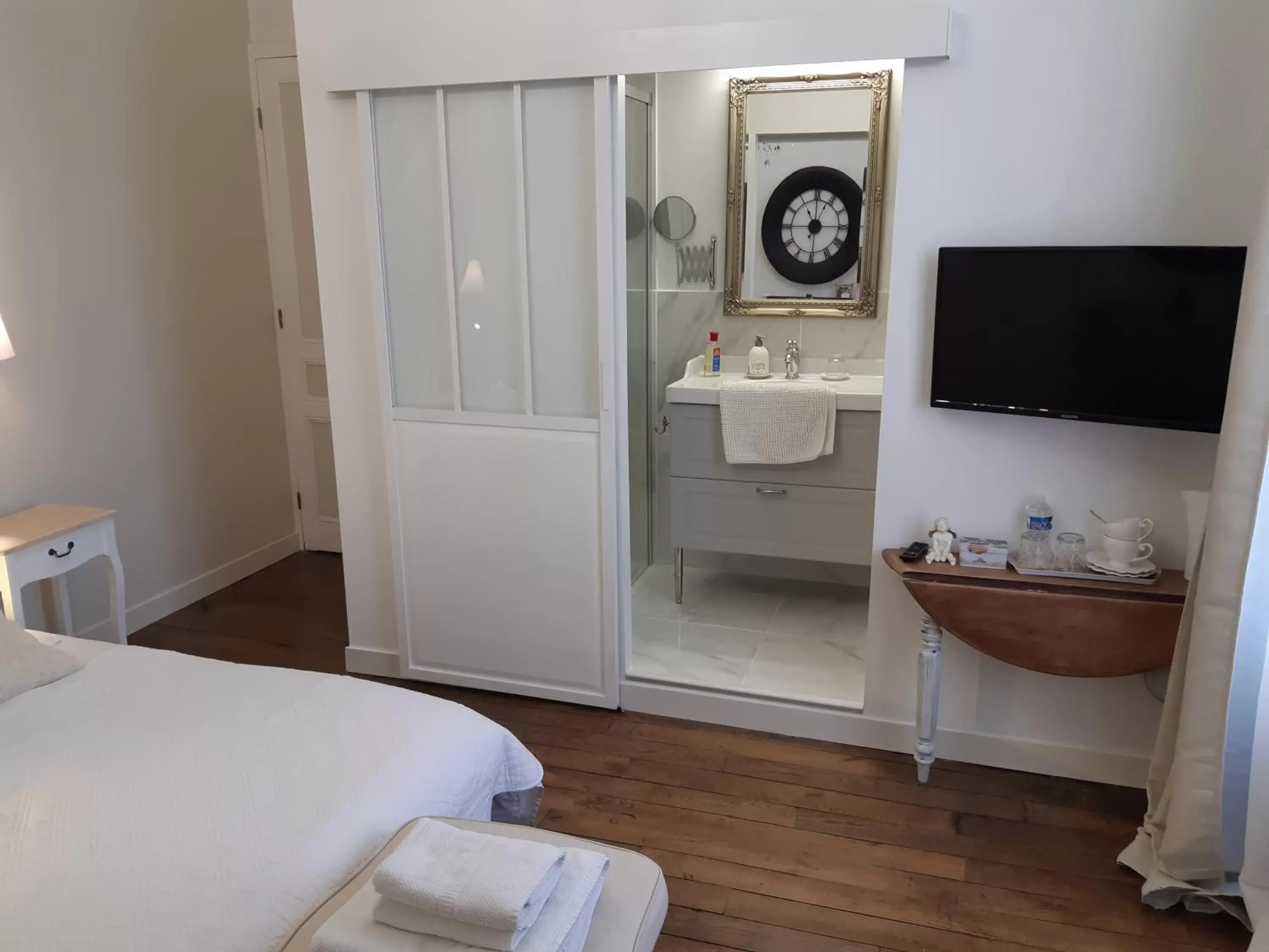 Bathroom, TV/Entertainment Center in Chambres d'Hotes Le 1900