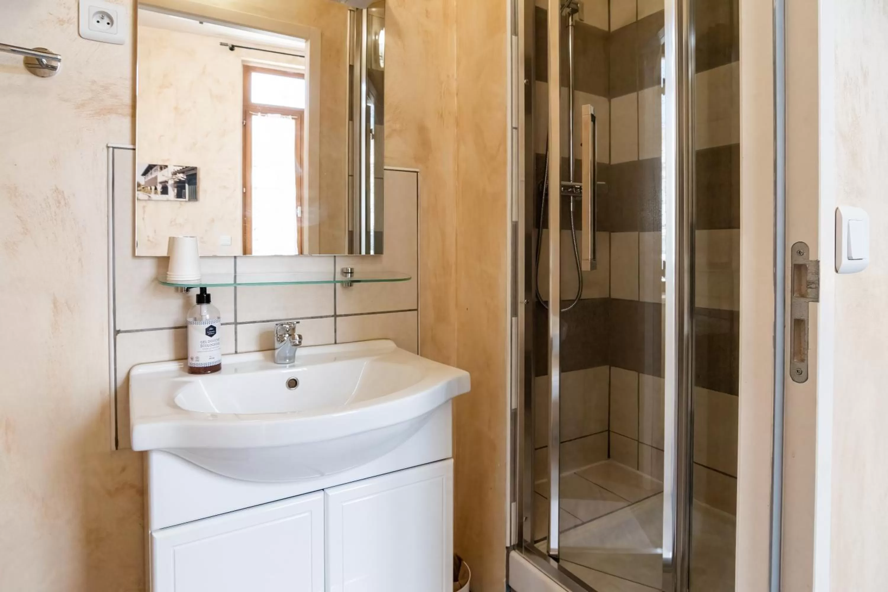 Shower in Hôtel de la Gare