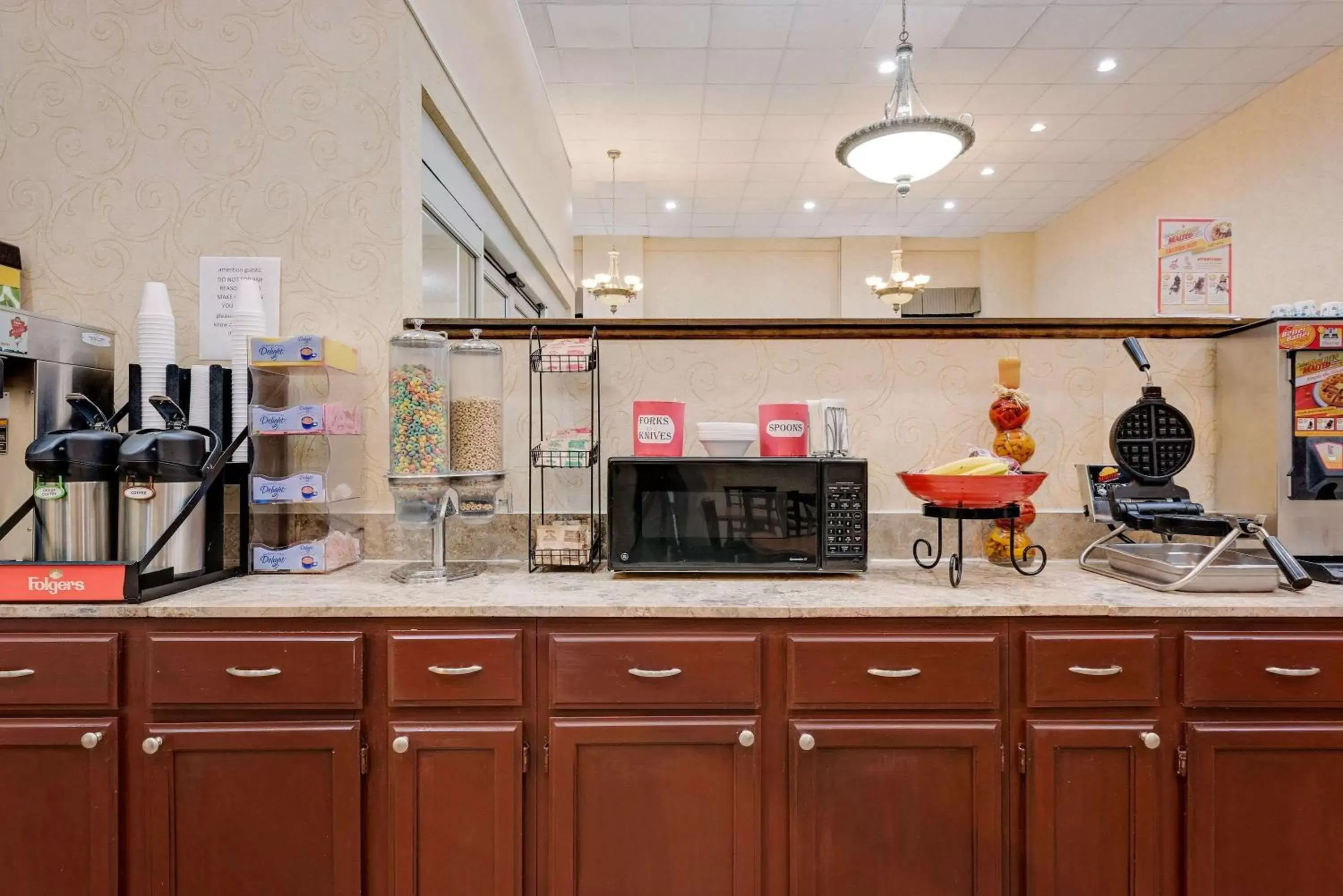 Restaurant/places to eat, Kitchen/Kitchenette in Ramada by Wyndham Cleveland Airport West