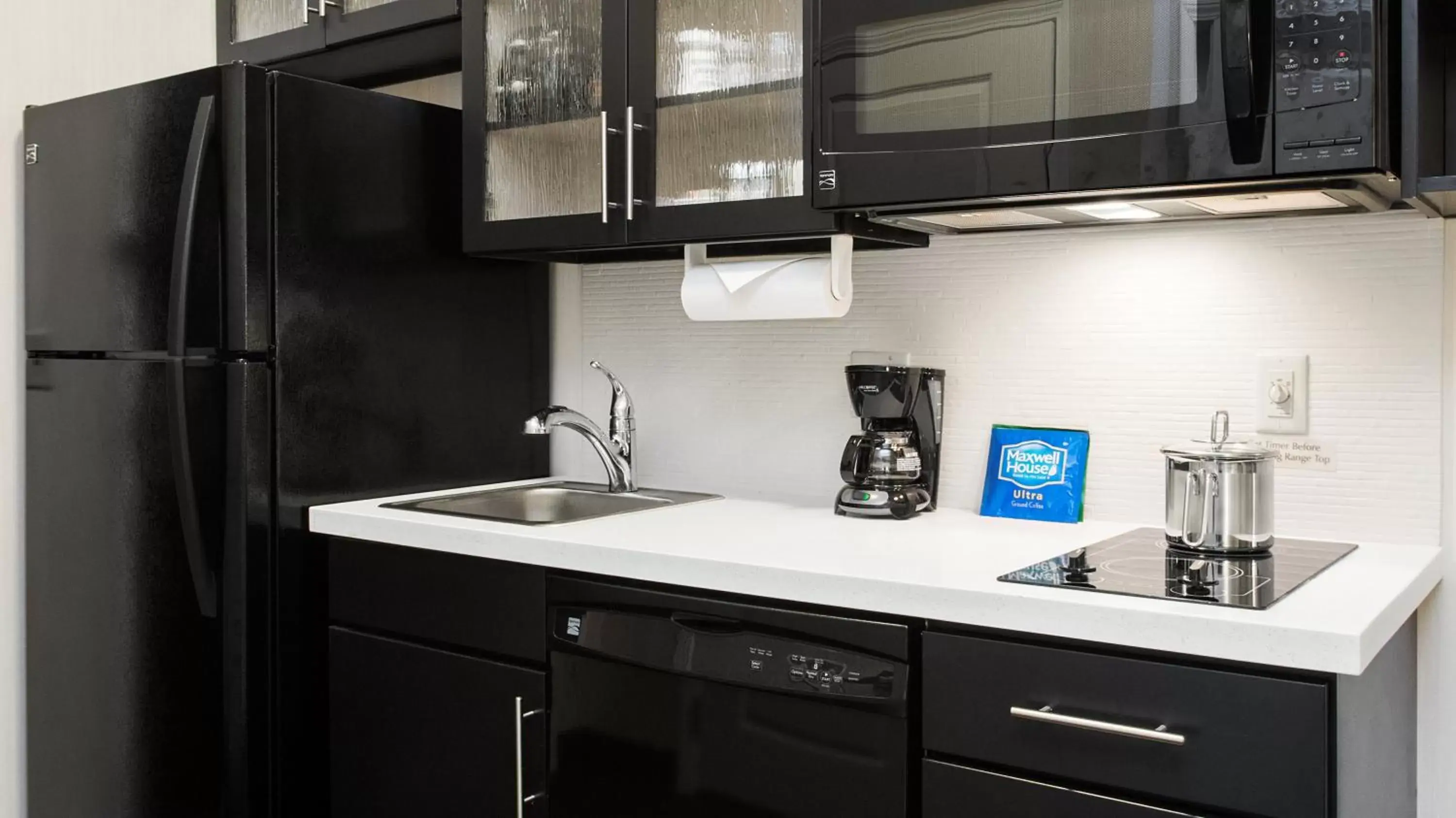 Photo of the whole room, Kitchen/Kitchenette in Candlewood Suites Grove City - Outlet Center, an IHG Hotel