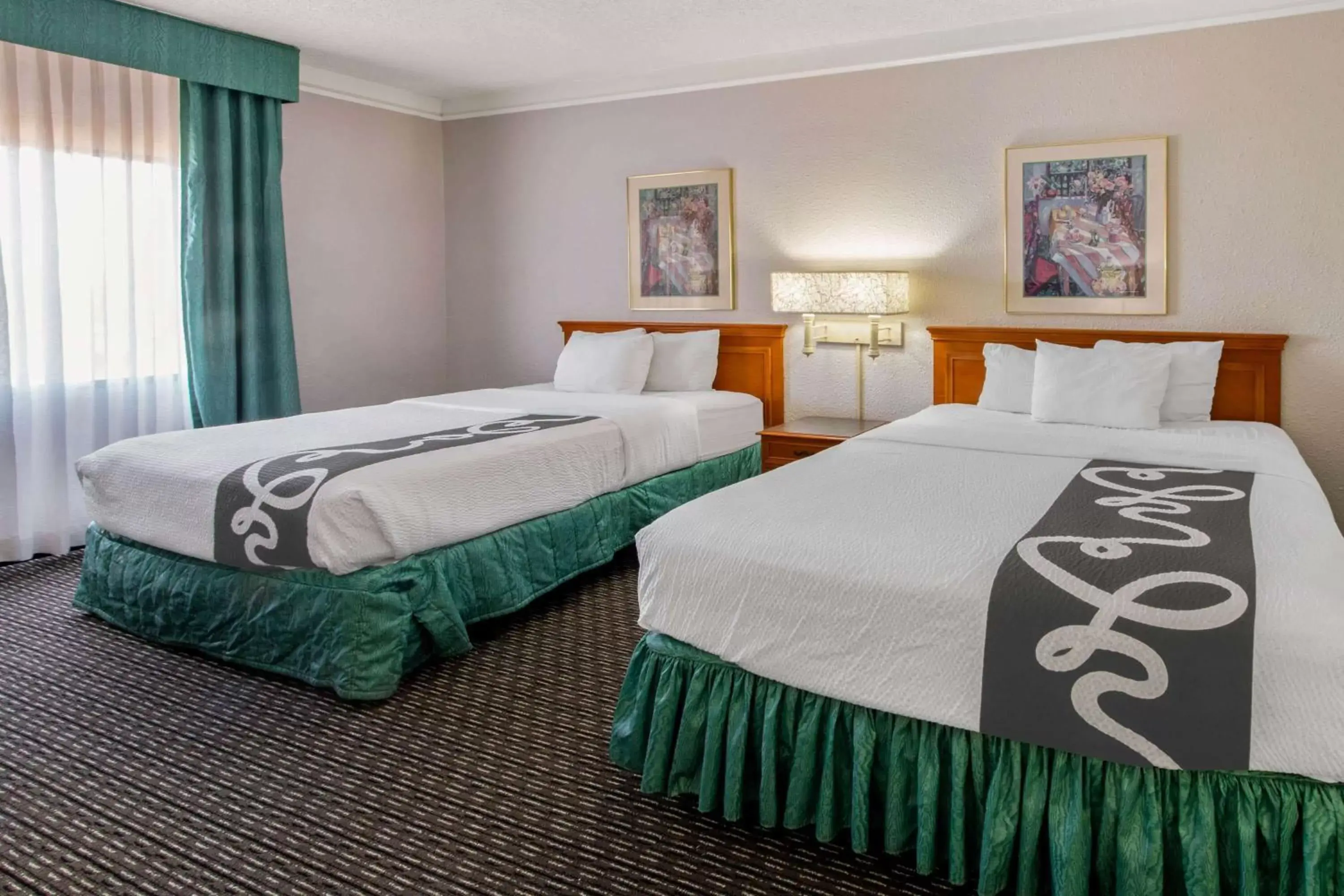 Photo of the whole room, Bed in La Quinta Inn by Wyndham Las Cruces Mesilla Valley