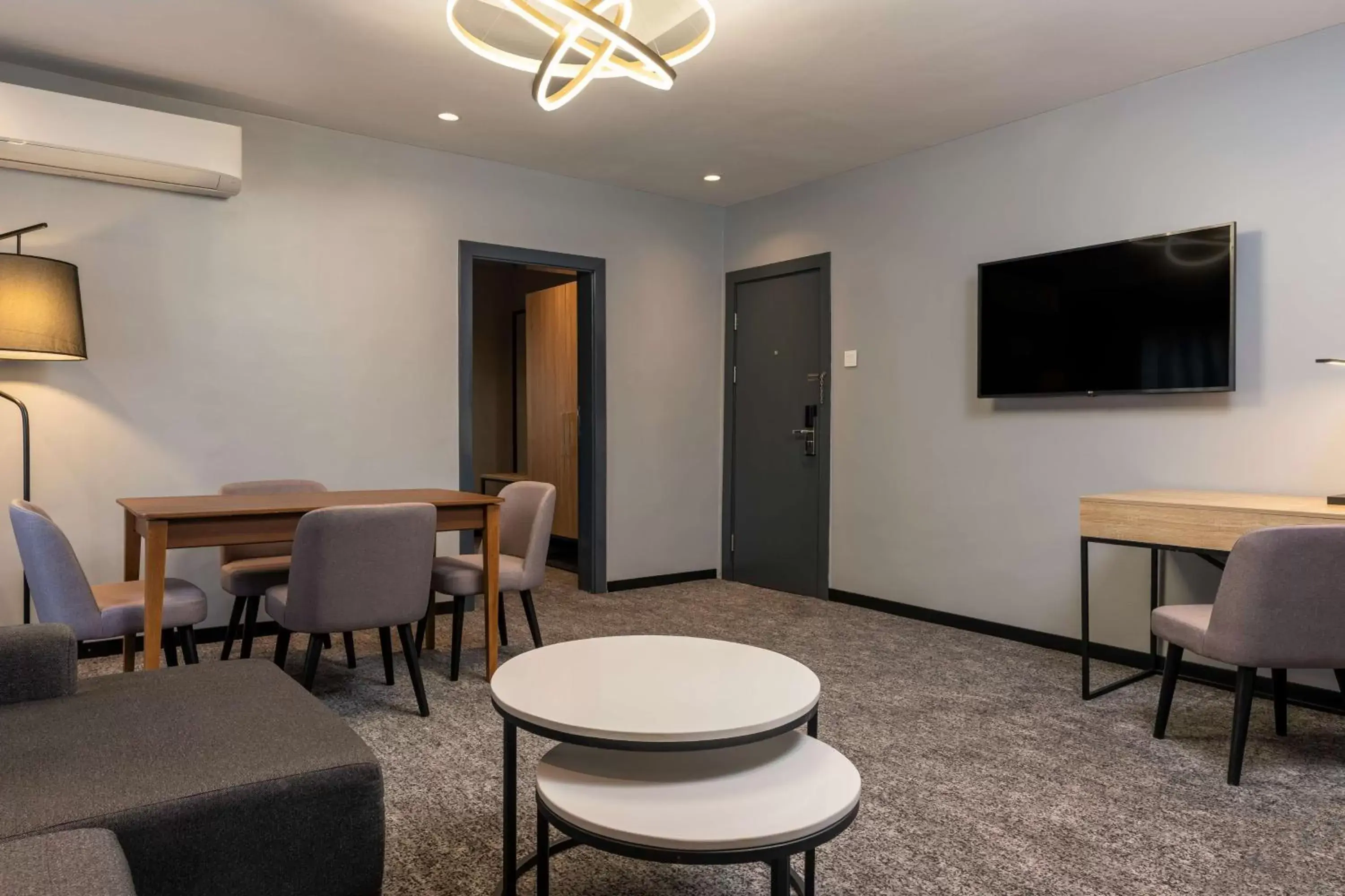 Photo of the whole room, Dining Area in Park Inn by Radisson, Lagos Victoria Island