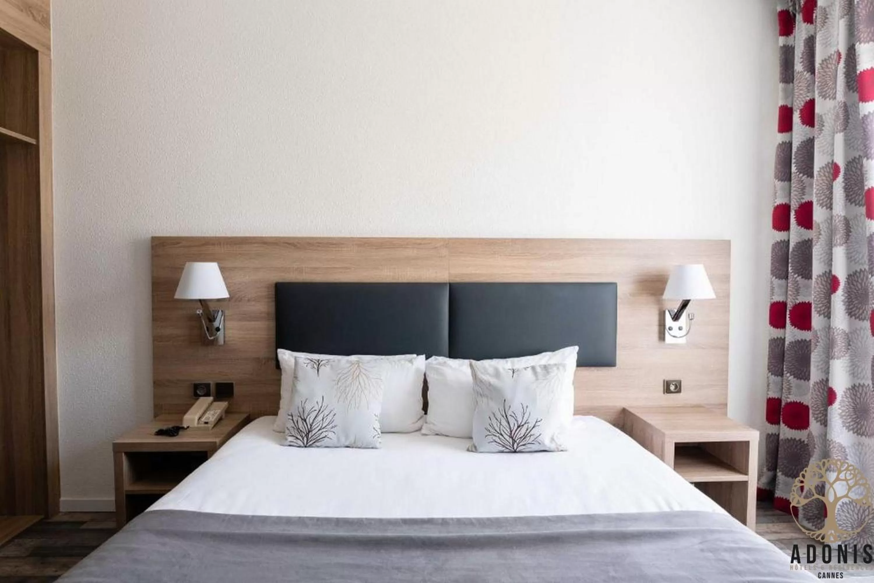 Bedroom in Adonis Cannes - Hôtel Thomas