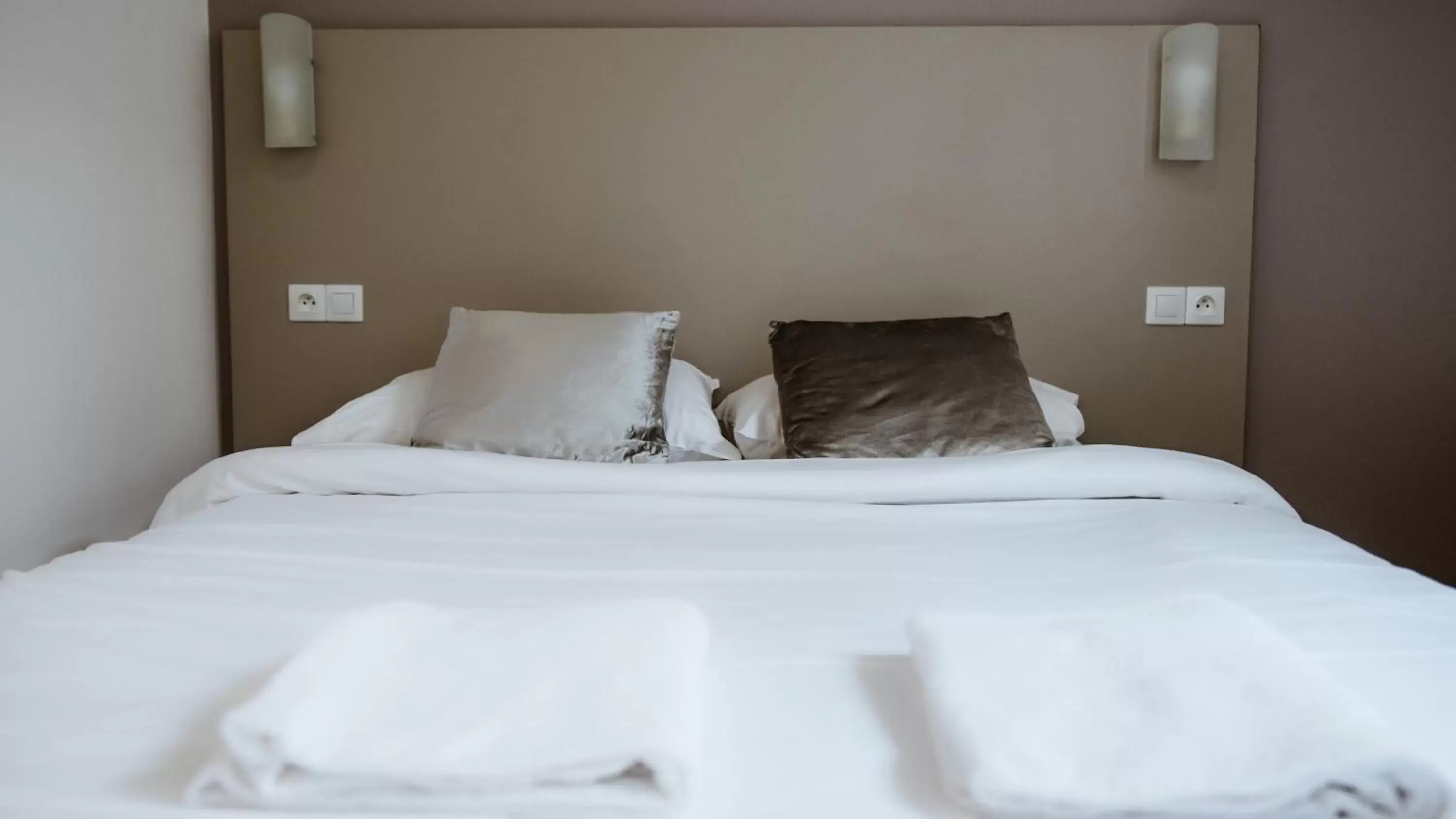 Bed in Hôtel des Arcades