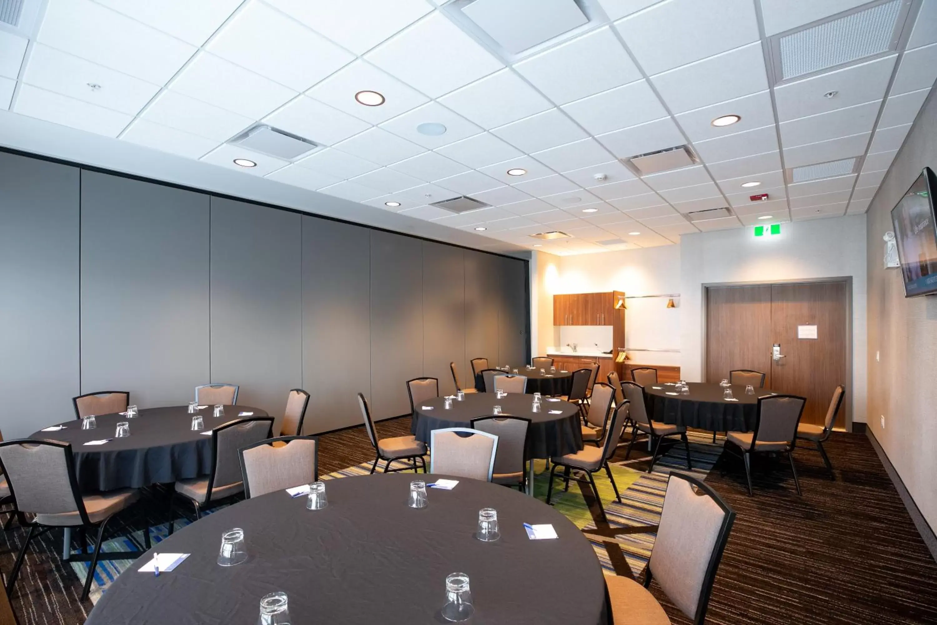 Meeting/conference room, Restaurant/Places to Eat in Holiday Inn Express - Lethbridge Southeast, an IHG Hotel