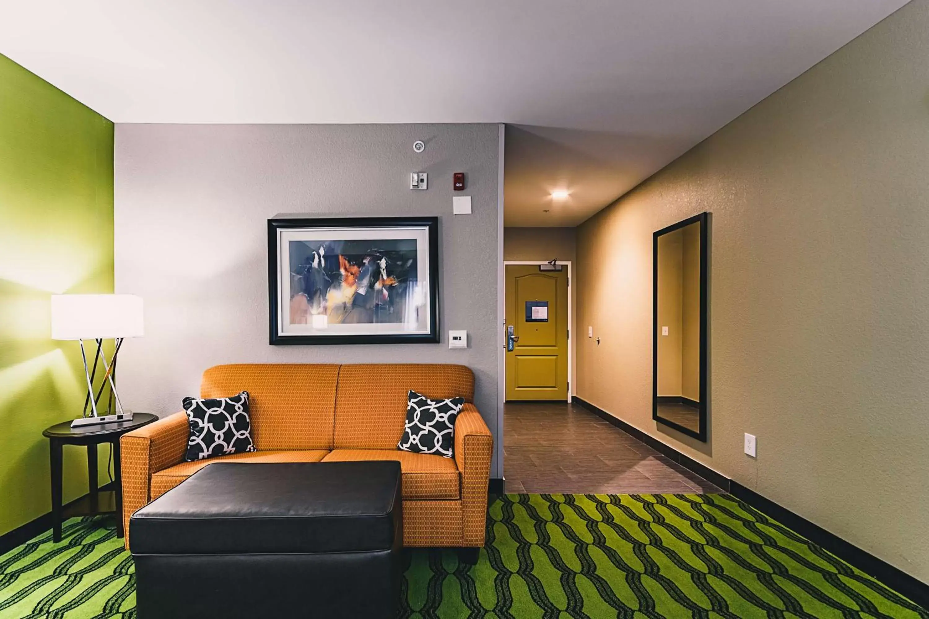 Bed, Seating Area in Hampton Inn Niagara Falls/ Blvd