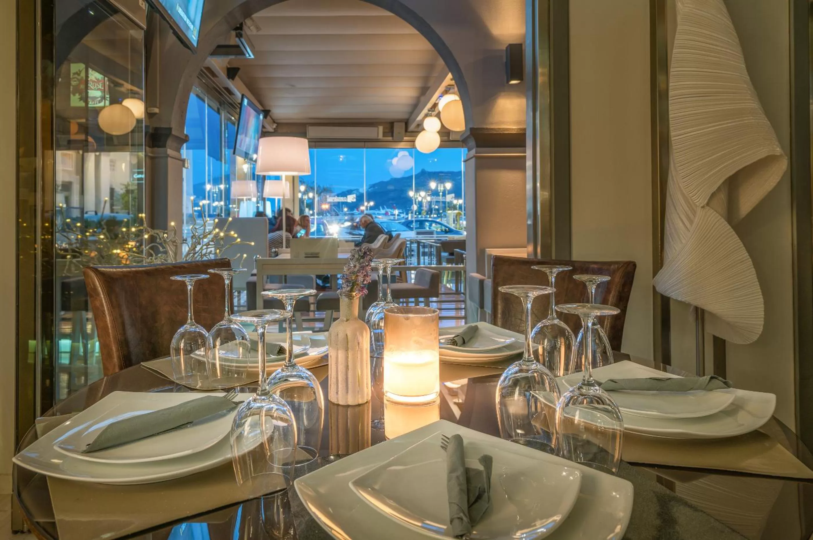 Restaurant/places to eat in Phoenix Hotel