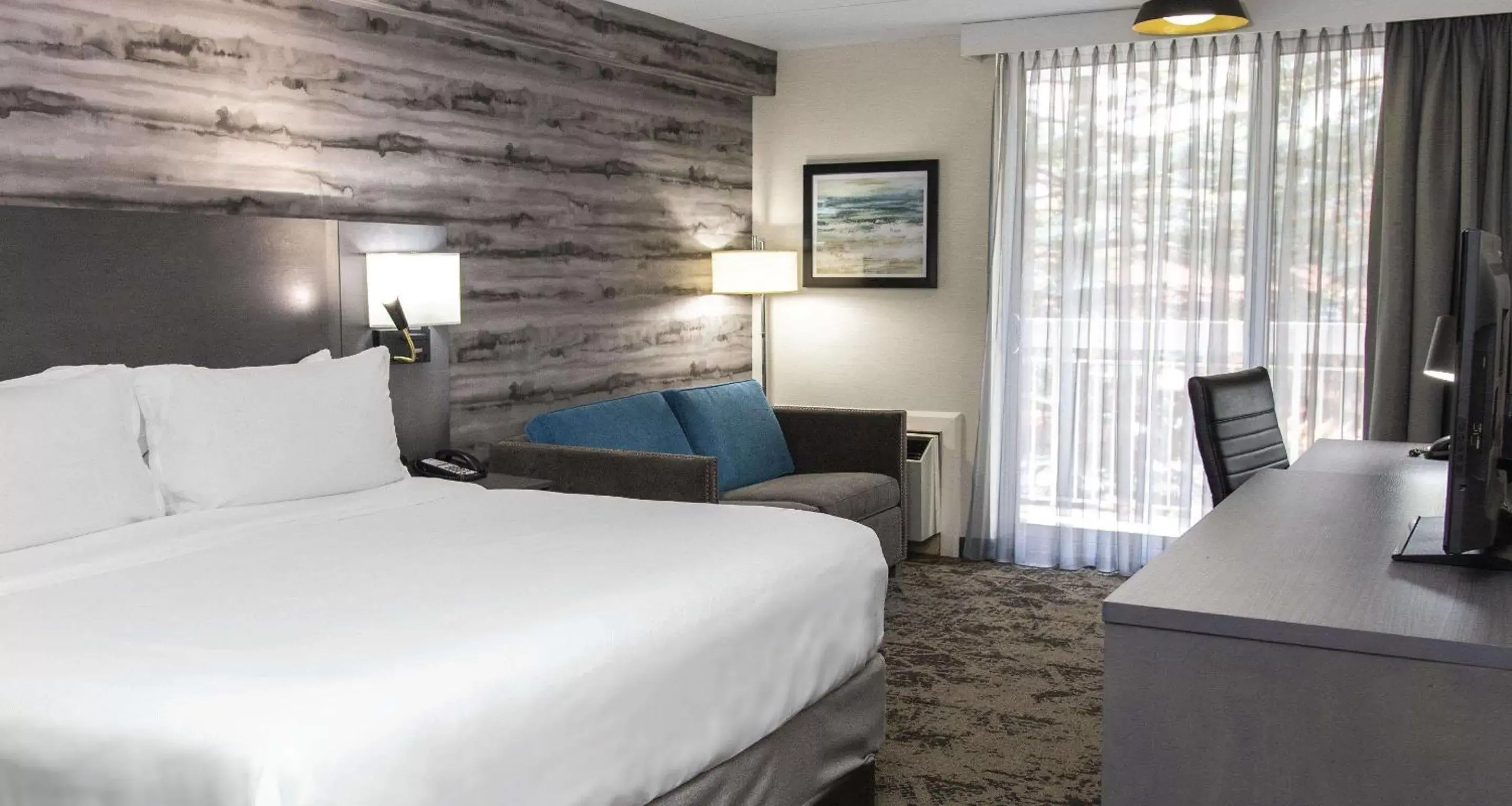 Bed in Best Western Parkway Hotel Toronto North