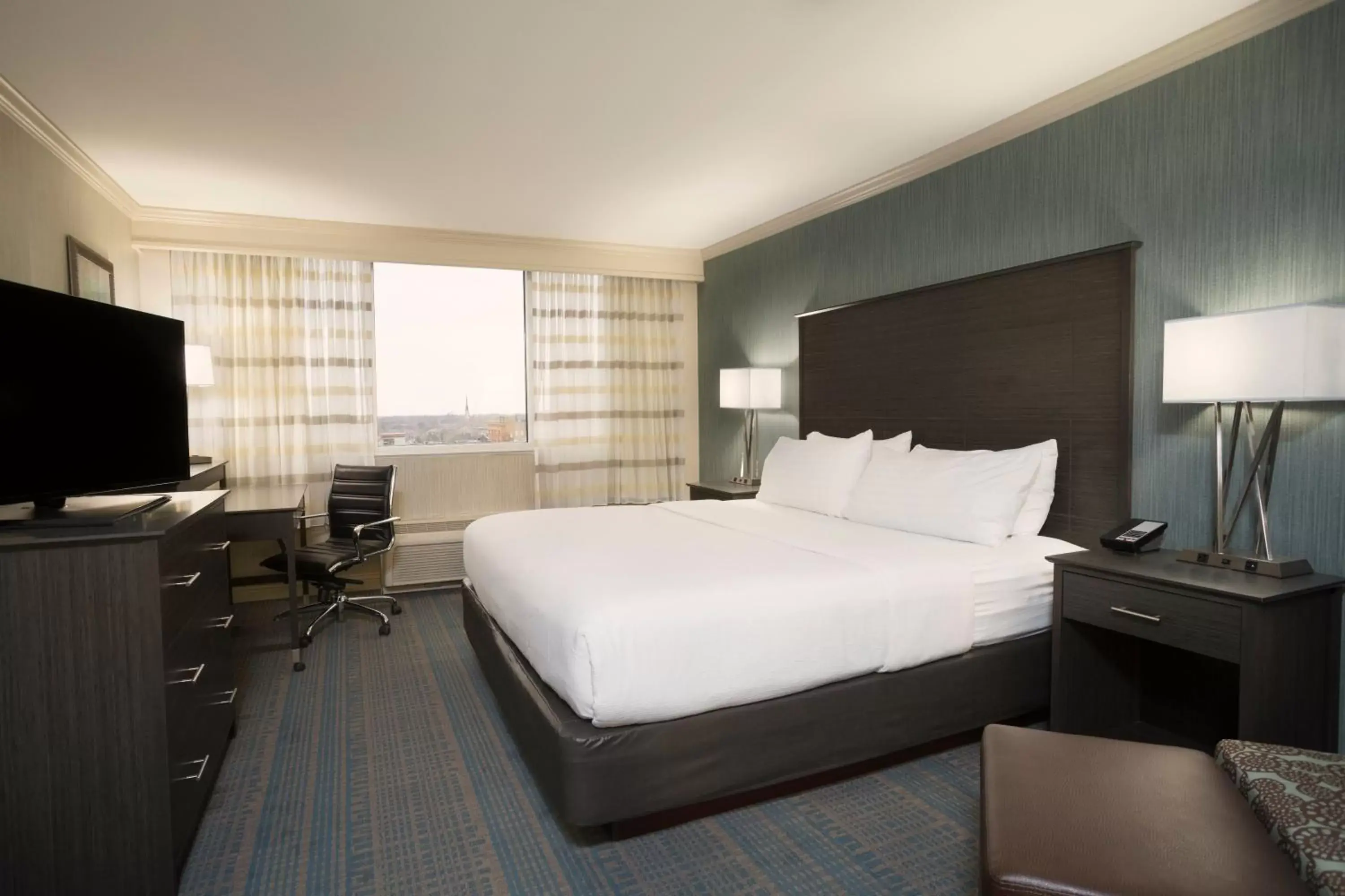 Photo of the whole room, Bed in Holiday Inn Columbus Dwtn-Capitol Square, an IHG Hotel