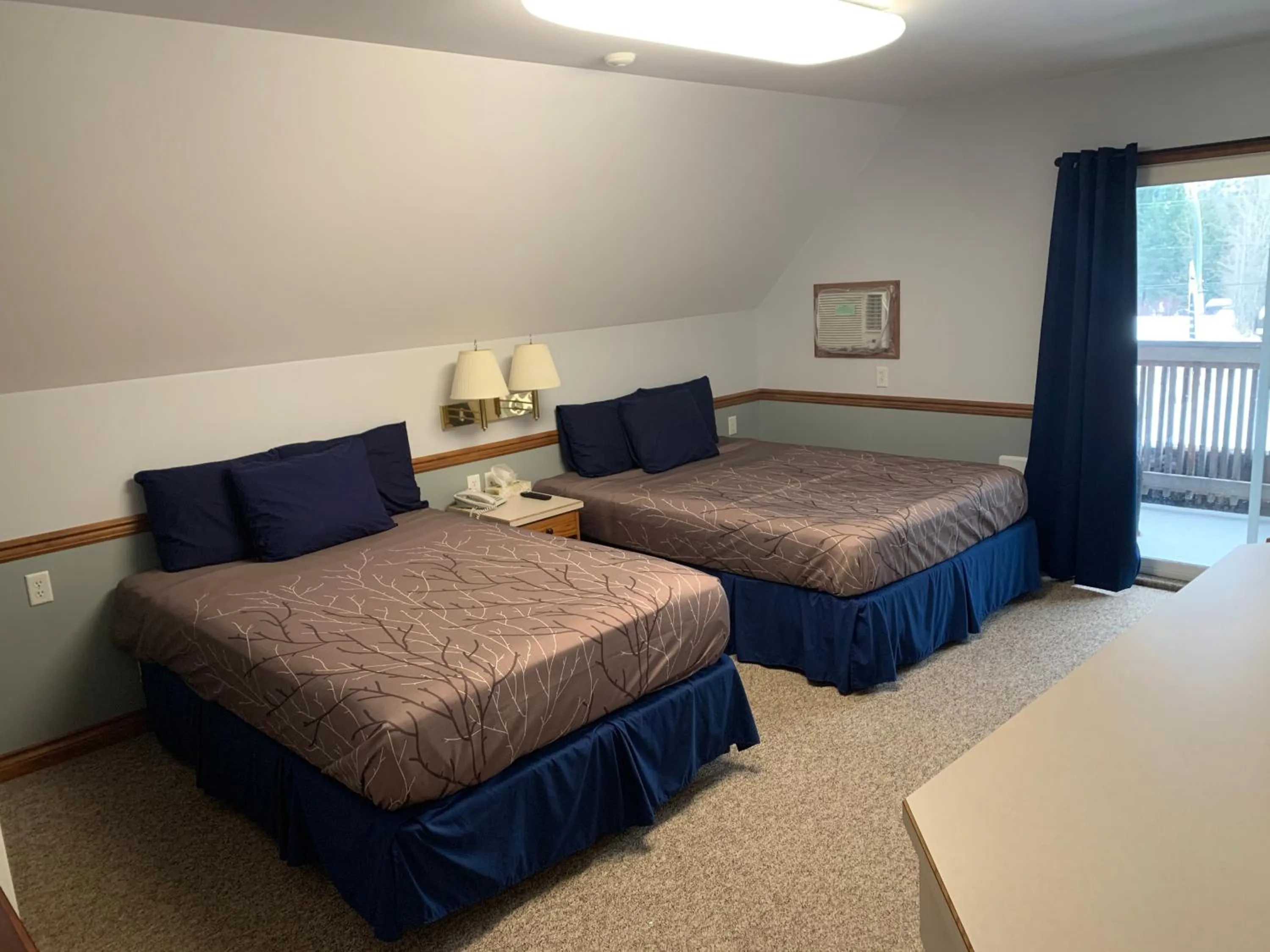 Photo of the whole room in Peaks Lodge