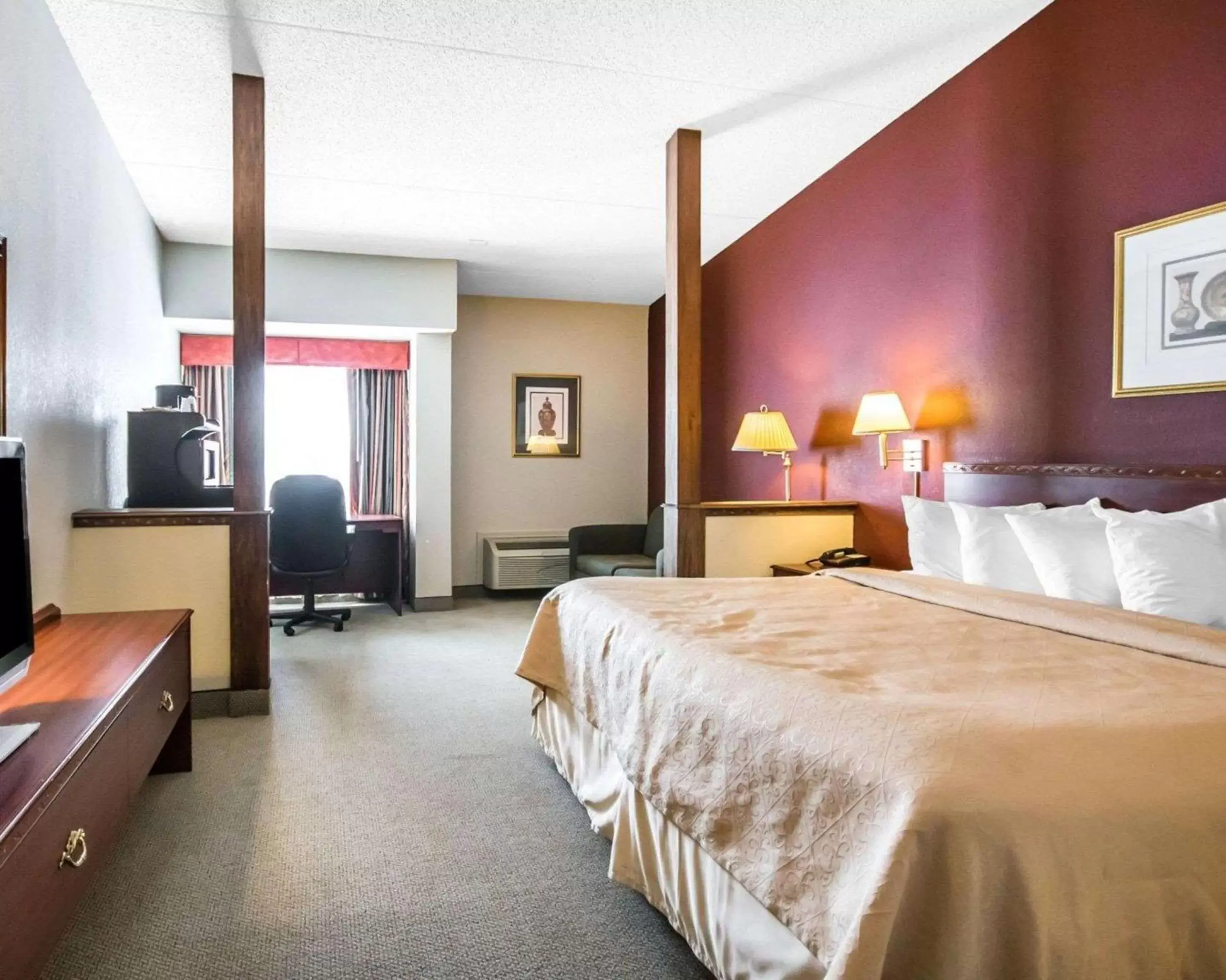 Photo of the whole room, Bed in Quality Inn & Suites Elizabethtown