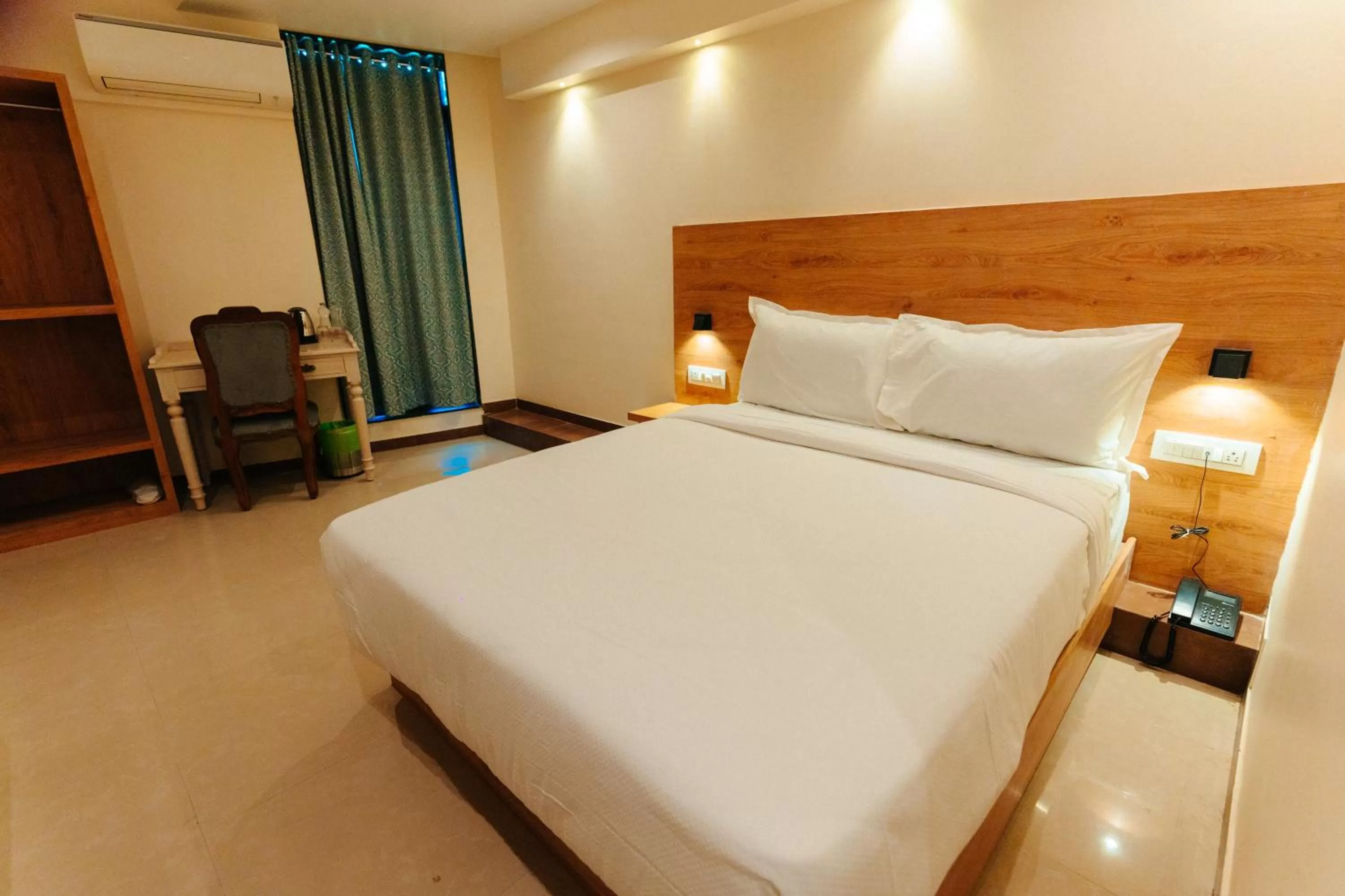 Bed in Arnna Hotel- Goregaon East