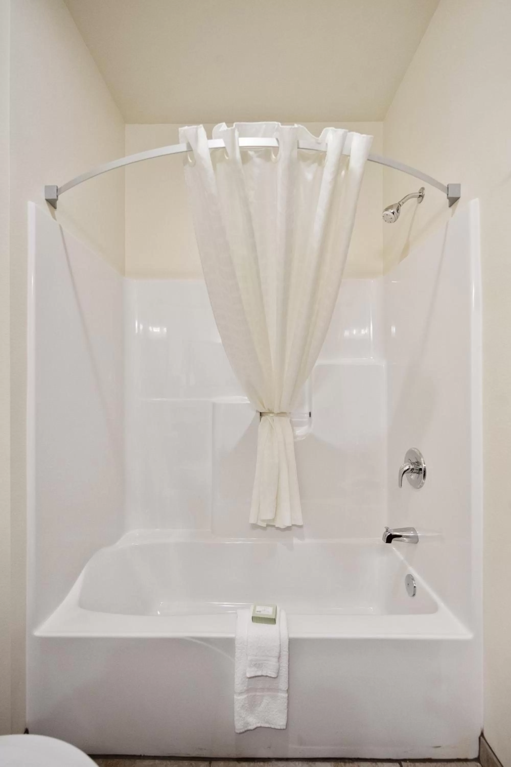 Shower in Cobblestone Hotel & Suites - Austin