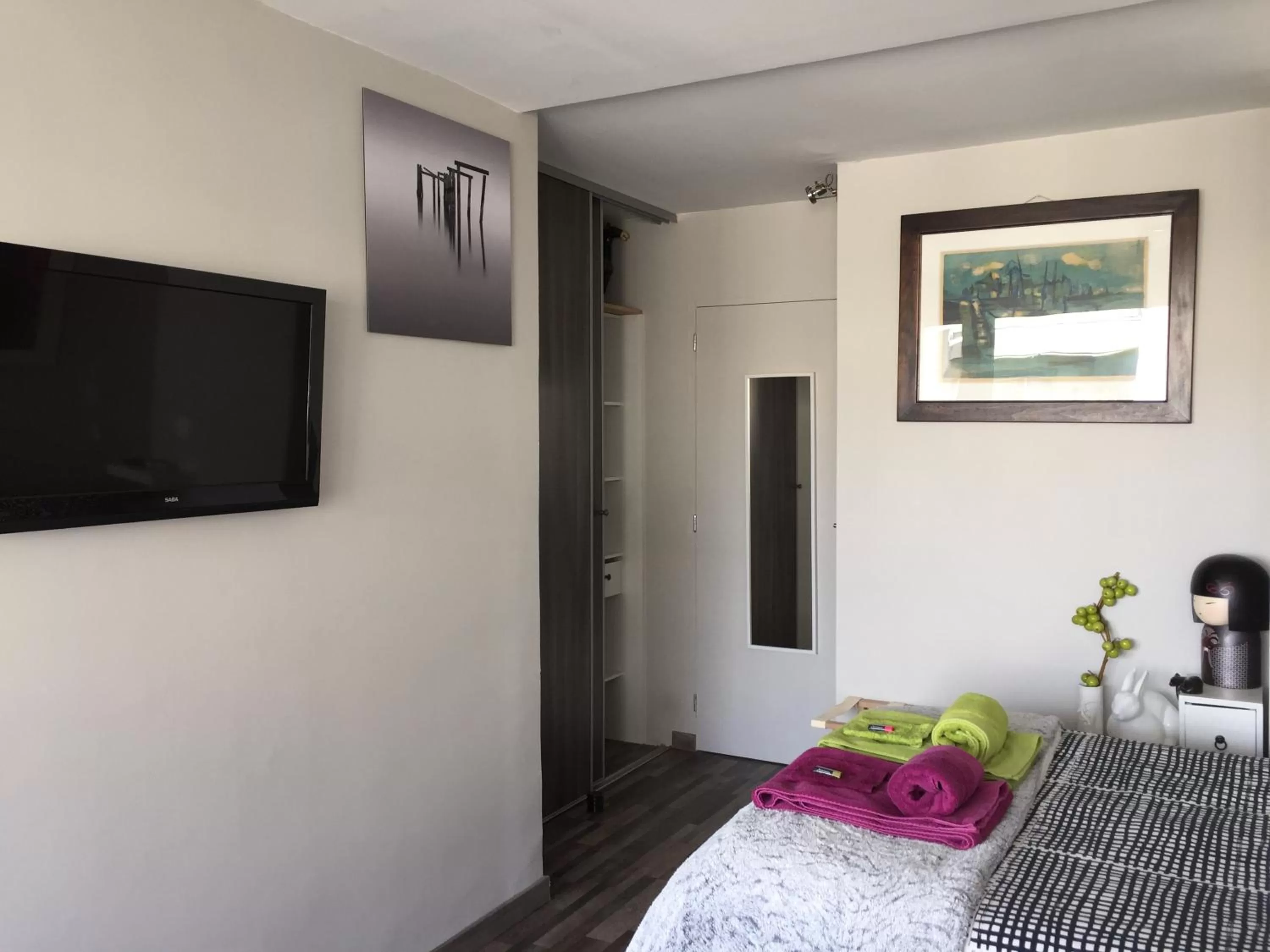 Bedroom, TV/Entertainment Center in 1 Chambre, 1 P'tit dèj', 1 Sourire