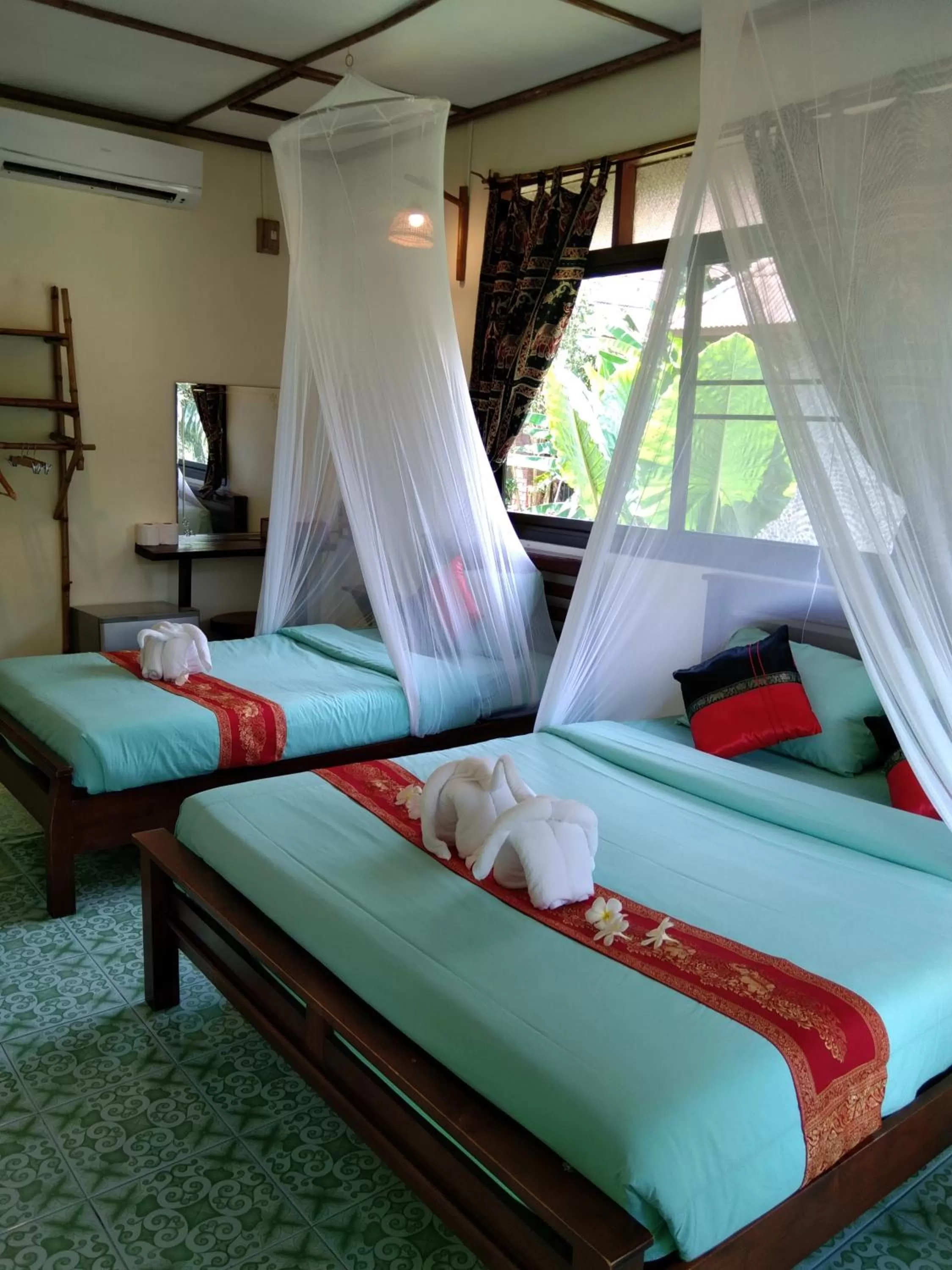 Bed in Khao Sok River & Jungle Resort