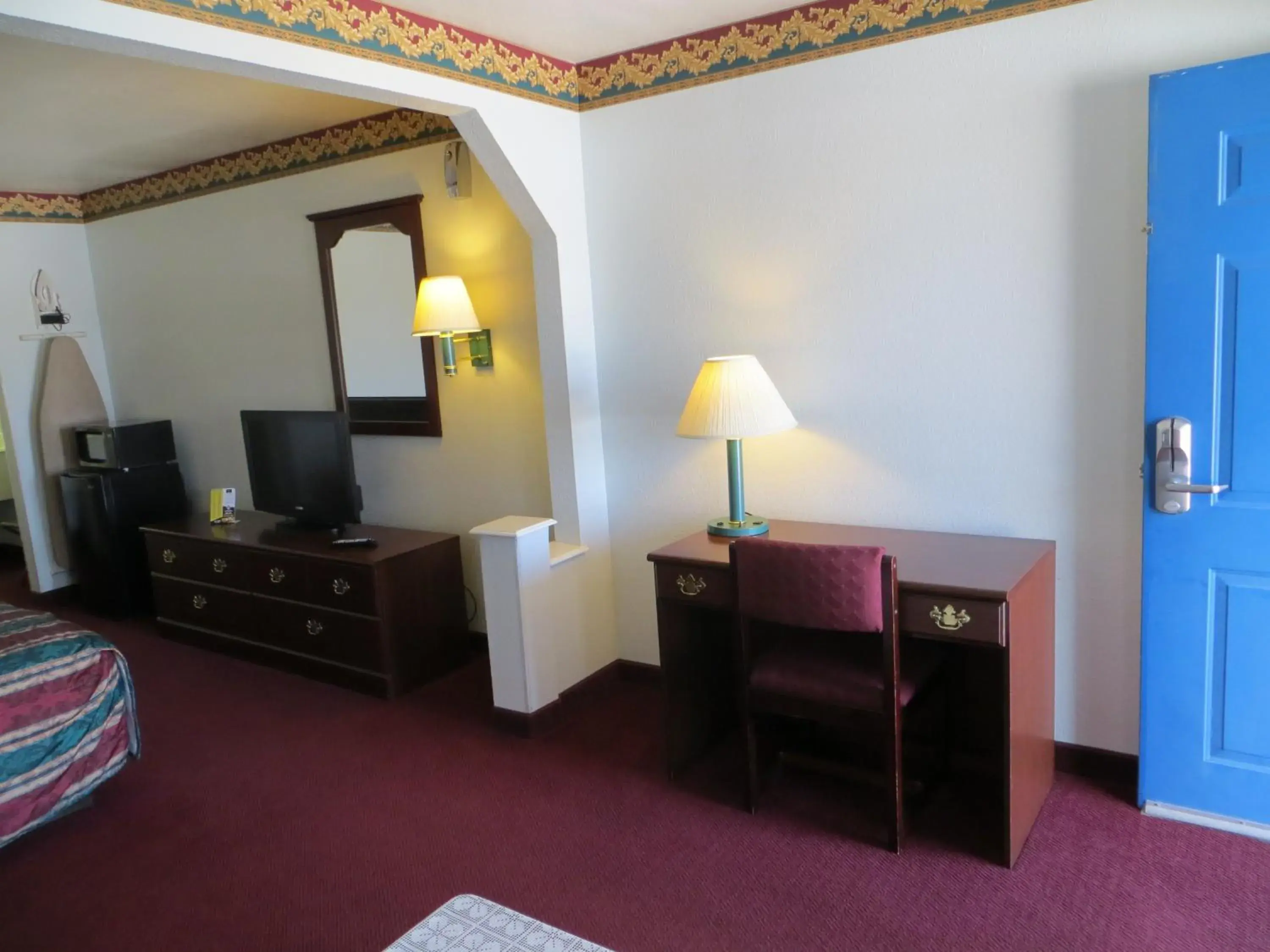 Bed, TV/Entertainment Center in Executive Inn & Suites West Columbia