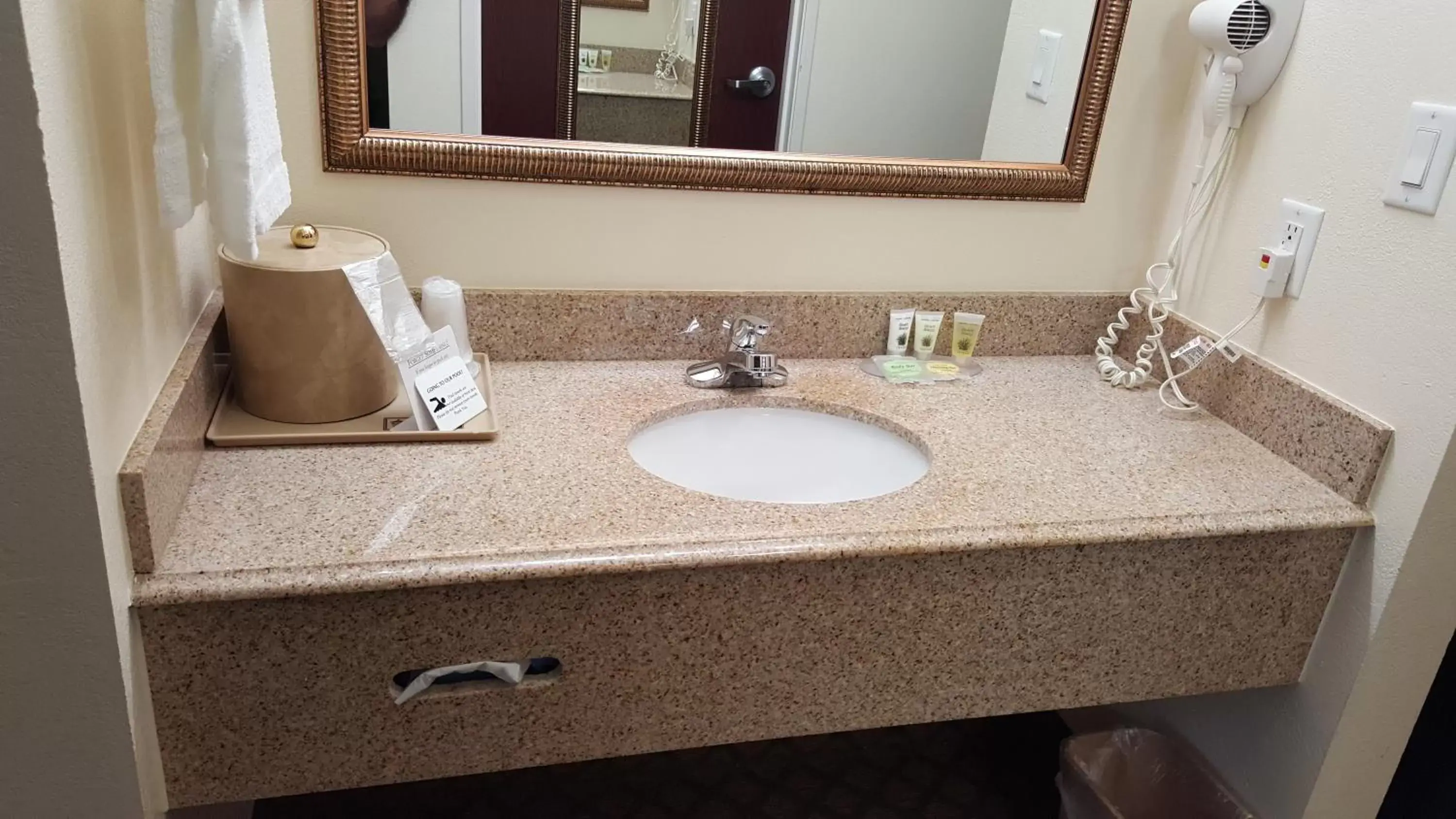 Bathroom in Budget Host Inn and Suites Cameron
