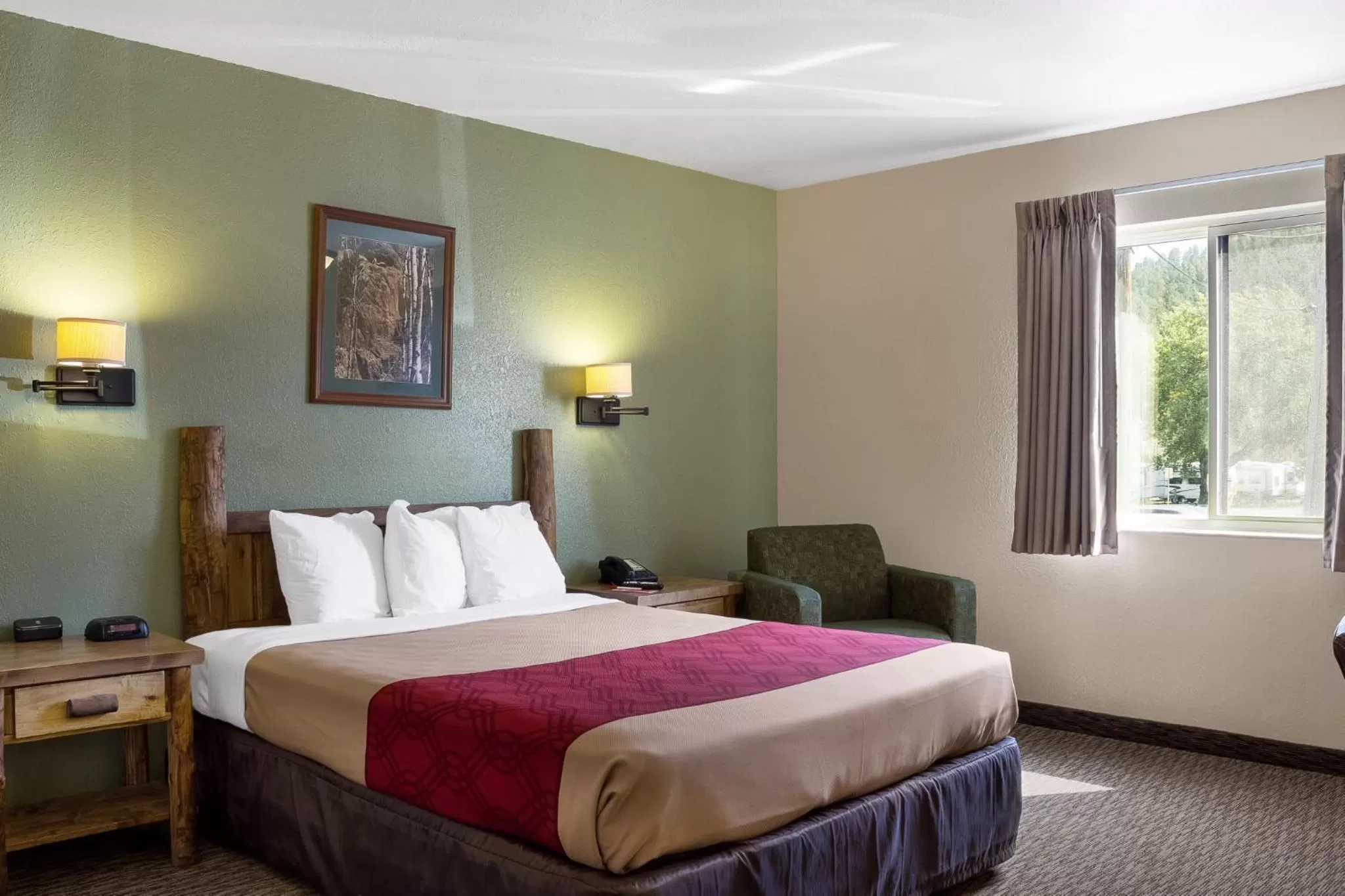 Bed in Econo Lodge, Downtown Custer Near Custer State Park and Mt Rushmore