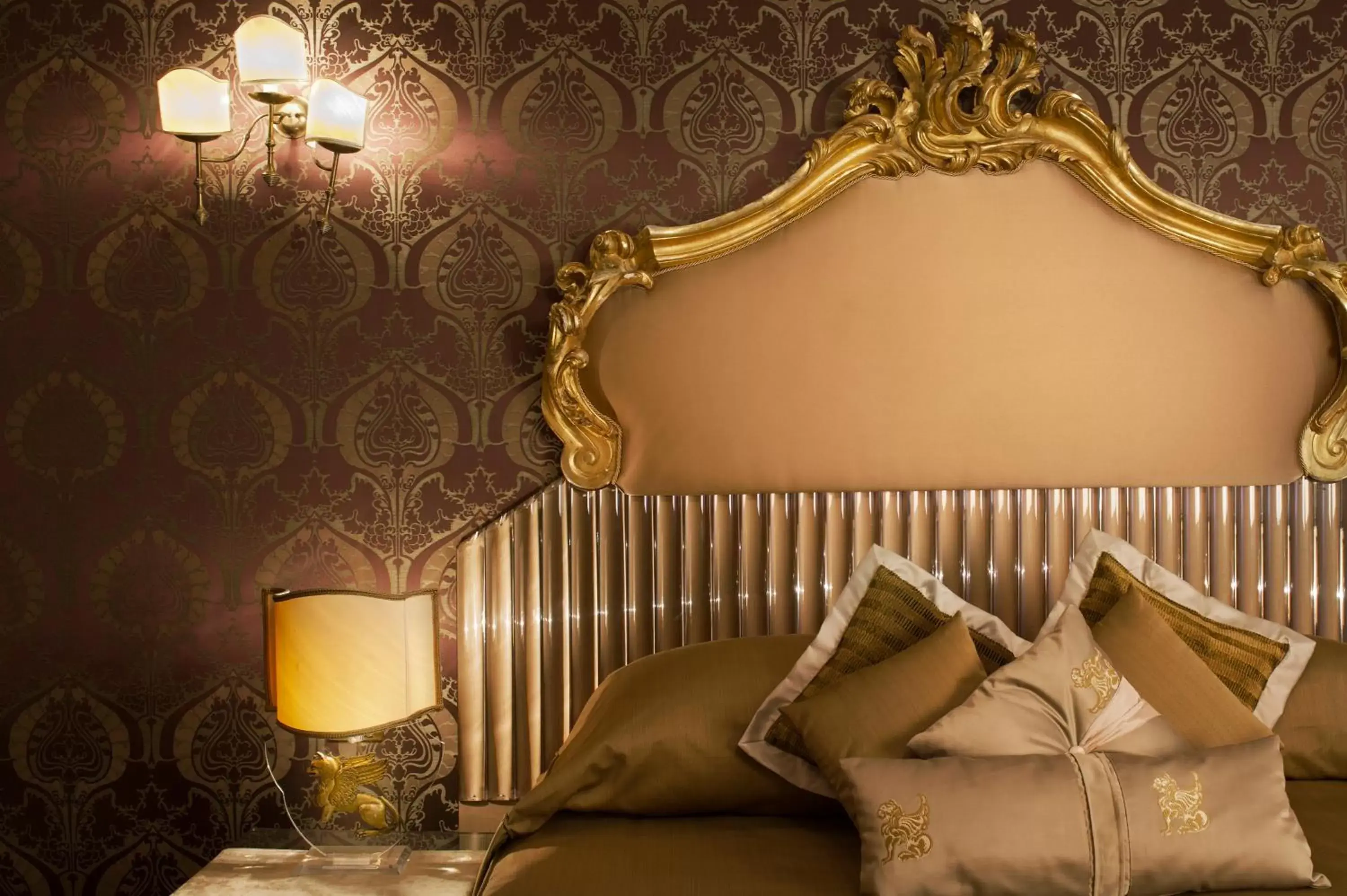 Bed, Seating Area in Hotel Metropole Venezia