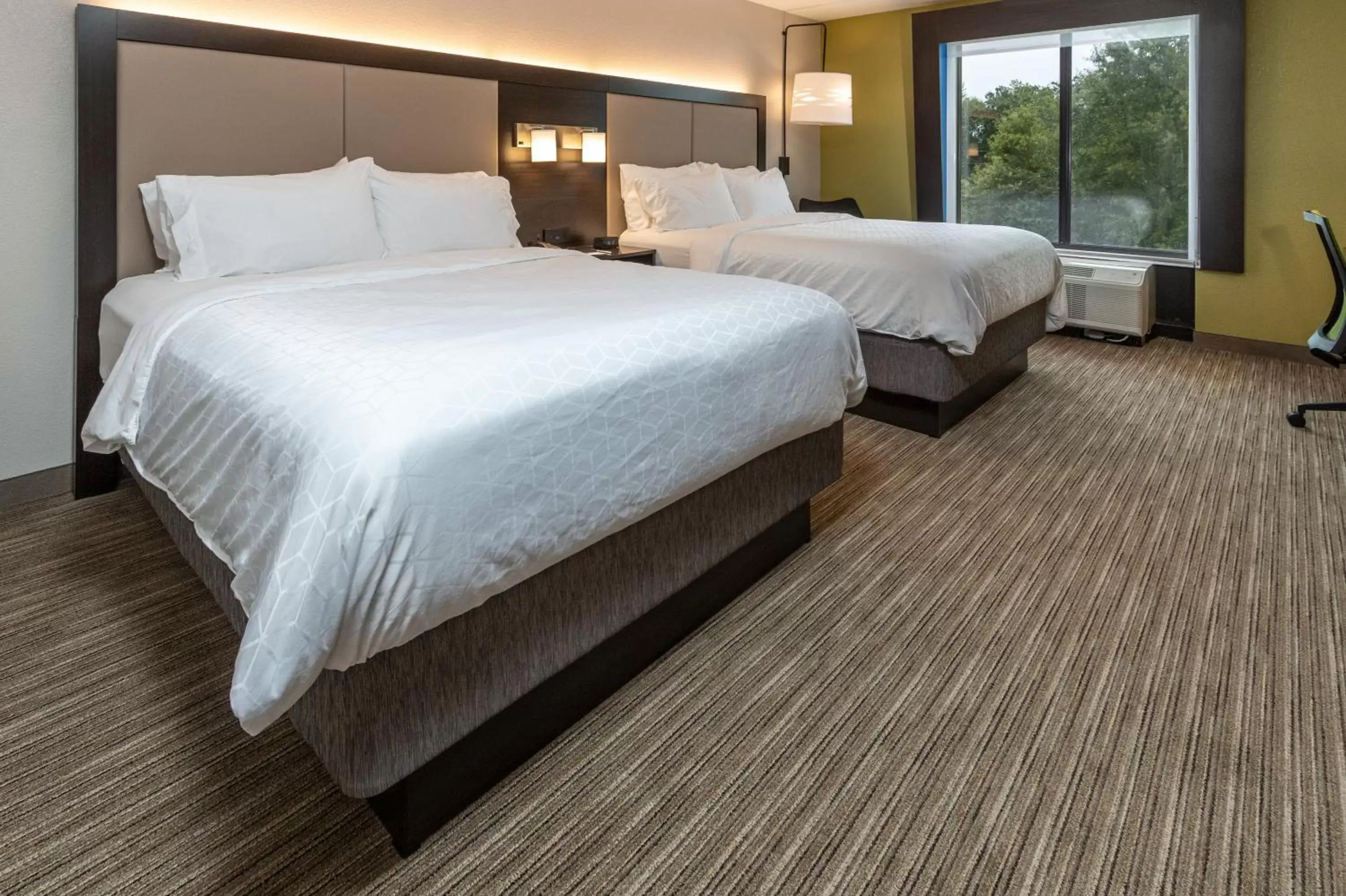 Photo of the whole room, Bed in Holiday Inn Express & Suites Tupelo, an IHG Hotel