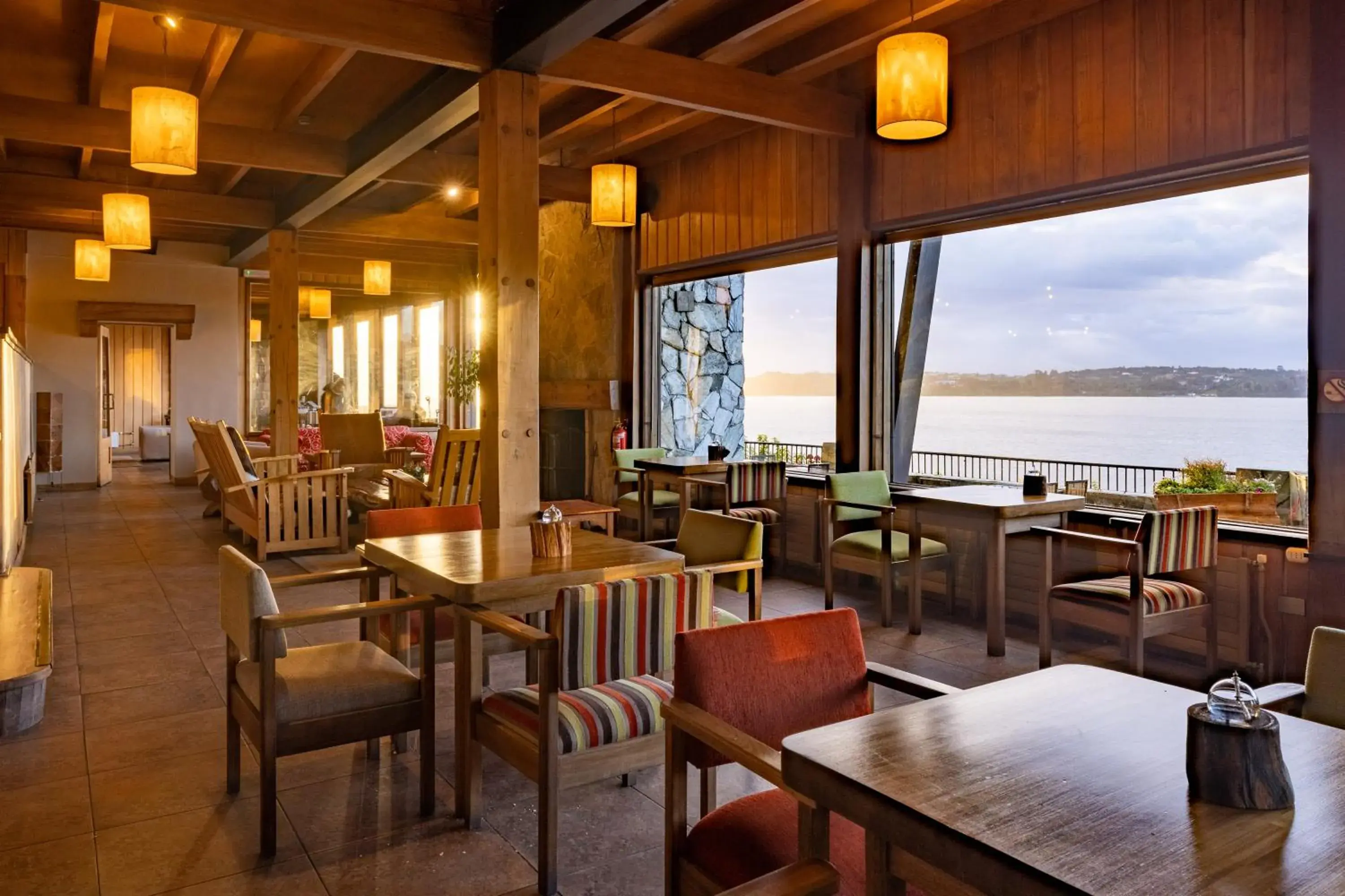 Lounge or bar, Restaurant/Places to Eat in Hotel Cabaña Del Lago Puerto Varas