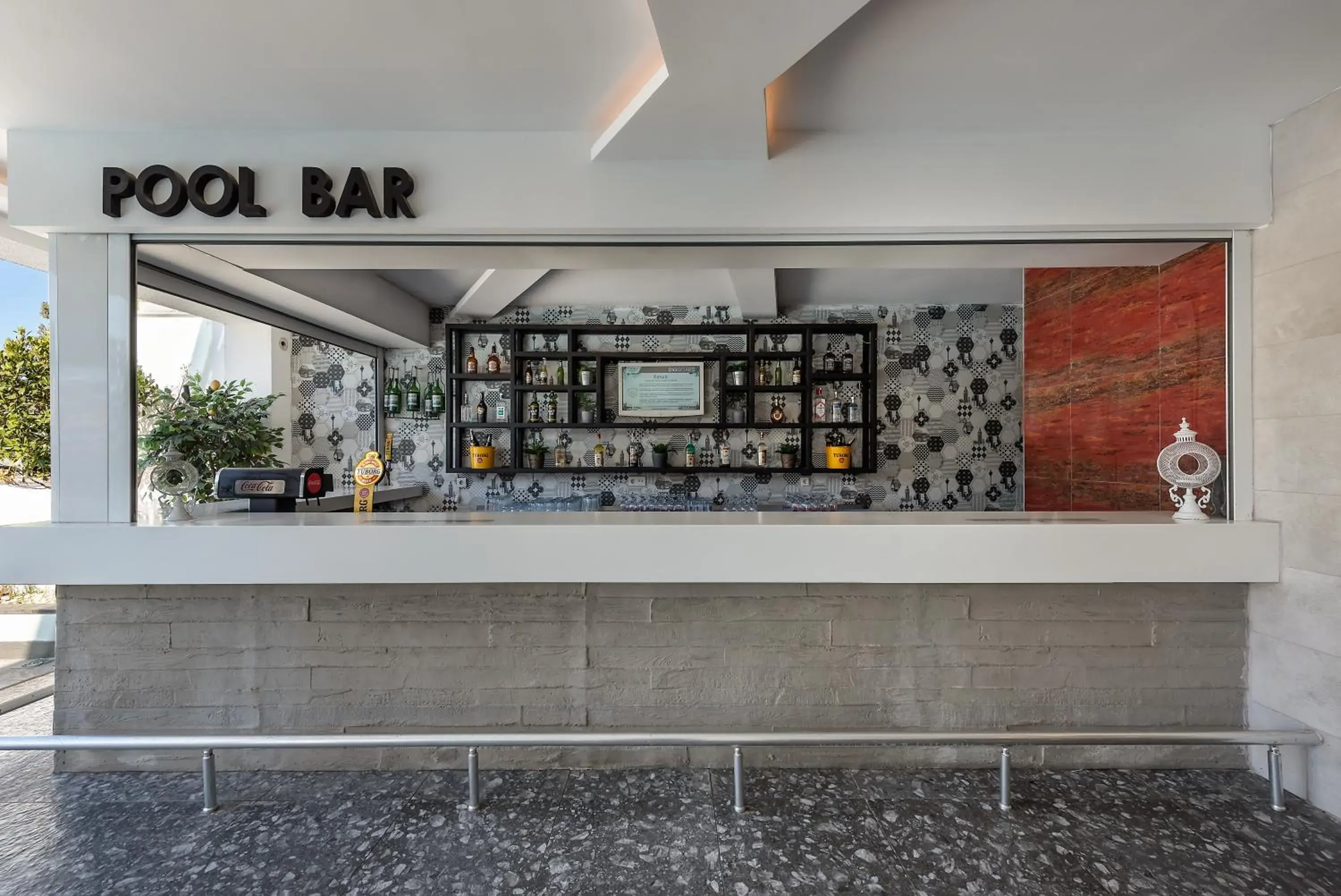 Lounge or bar in White City Beach Hotel