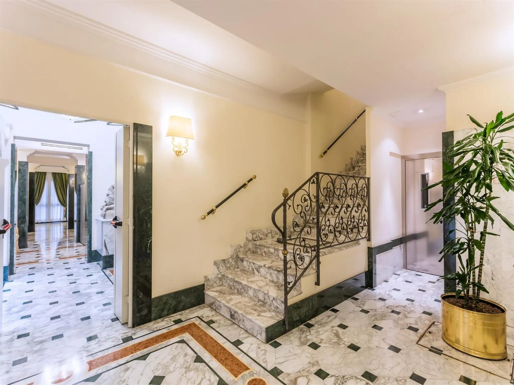 Lobby or reception in Raeli Hotel Regio