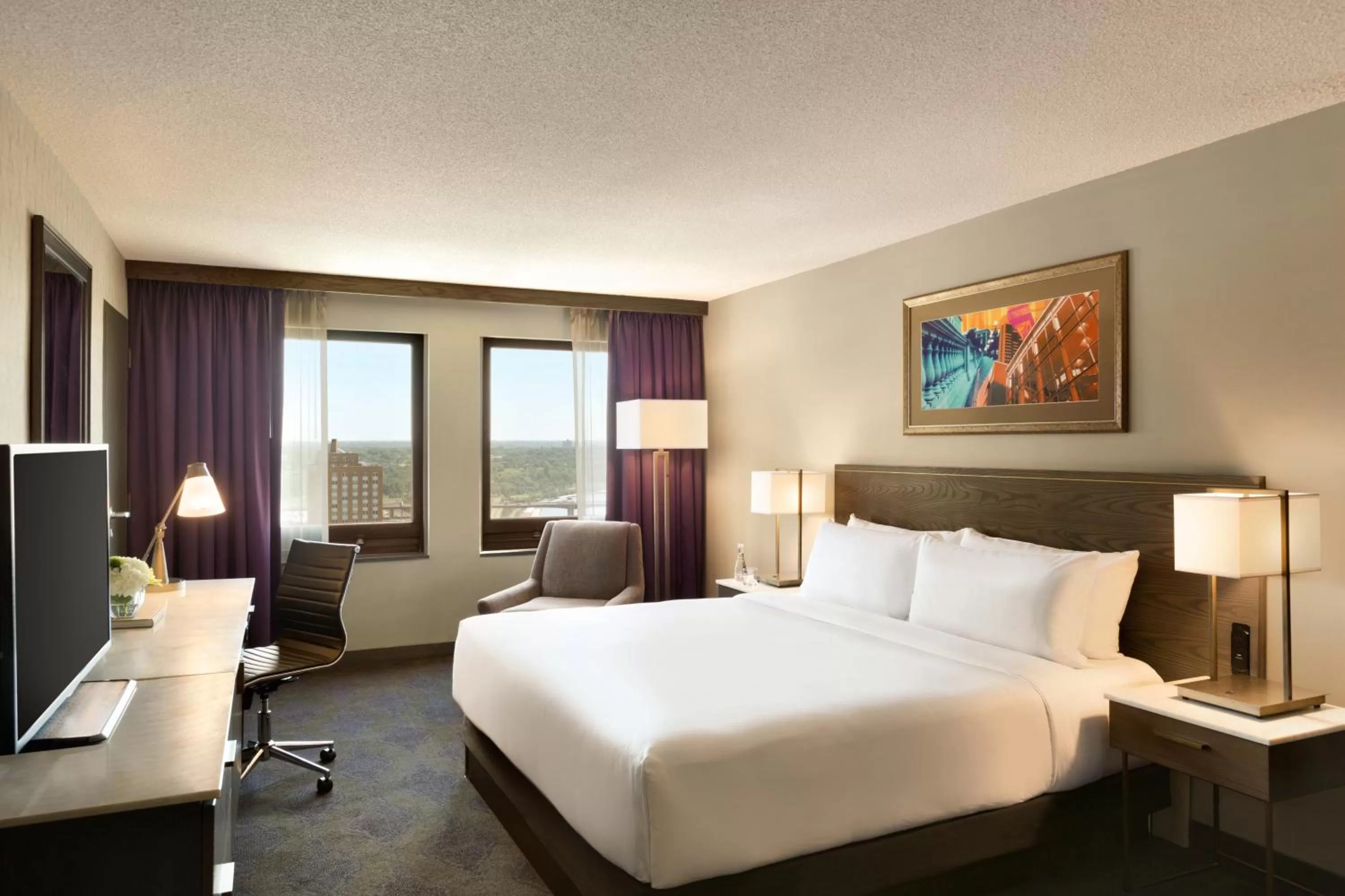 Photo of the whole room, Bed in InterContinental St. Paul Riverfront by IHG