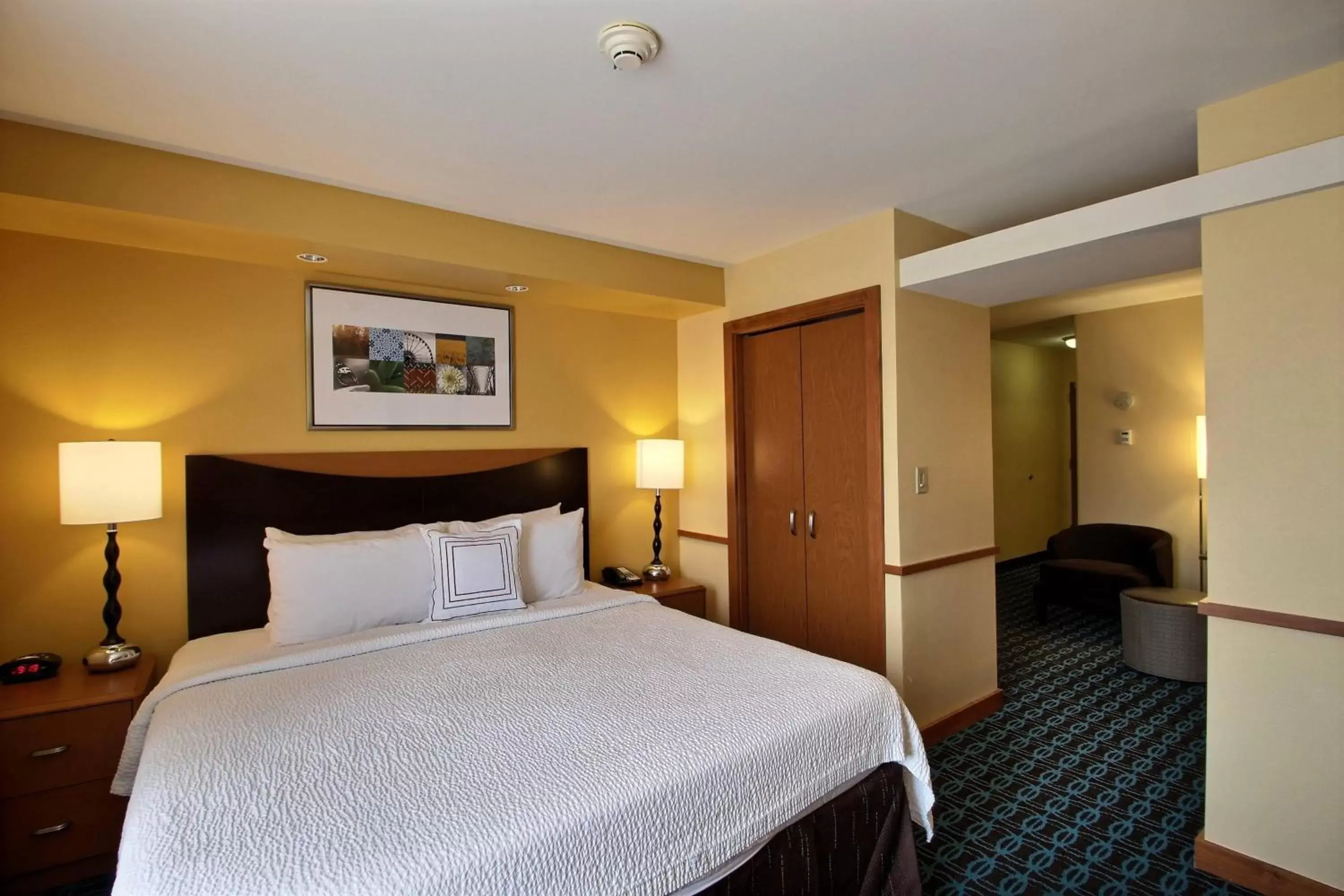 Photo of the whole room, Bed in Fairfield Inn & Suites by Marriott Milwaukee Airport