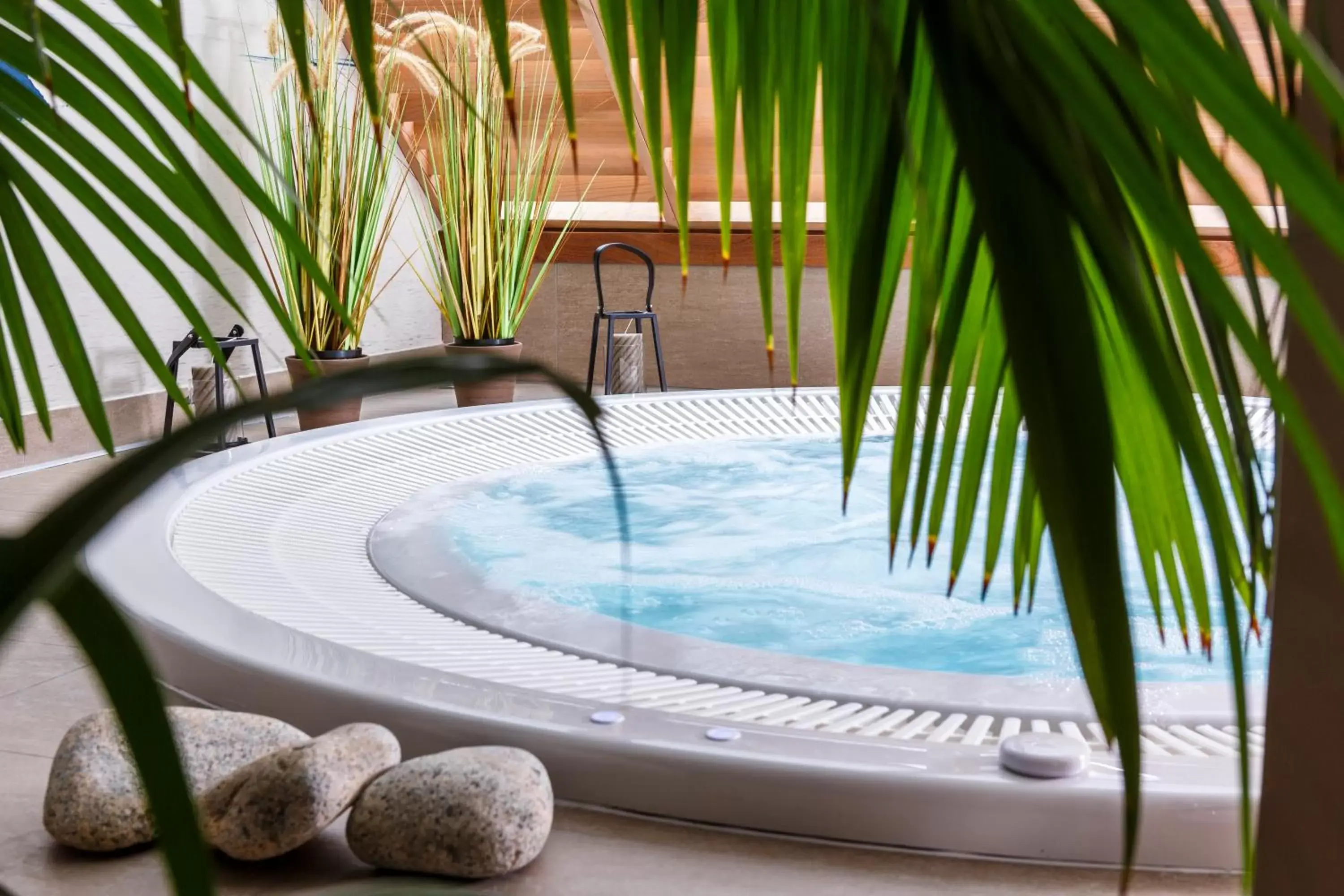 Hot Tub in Best Western Les Bains Hotel et SPA