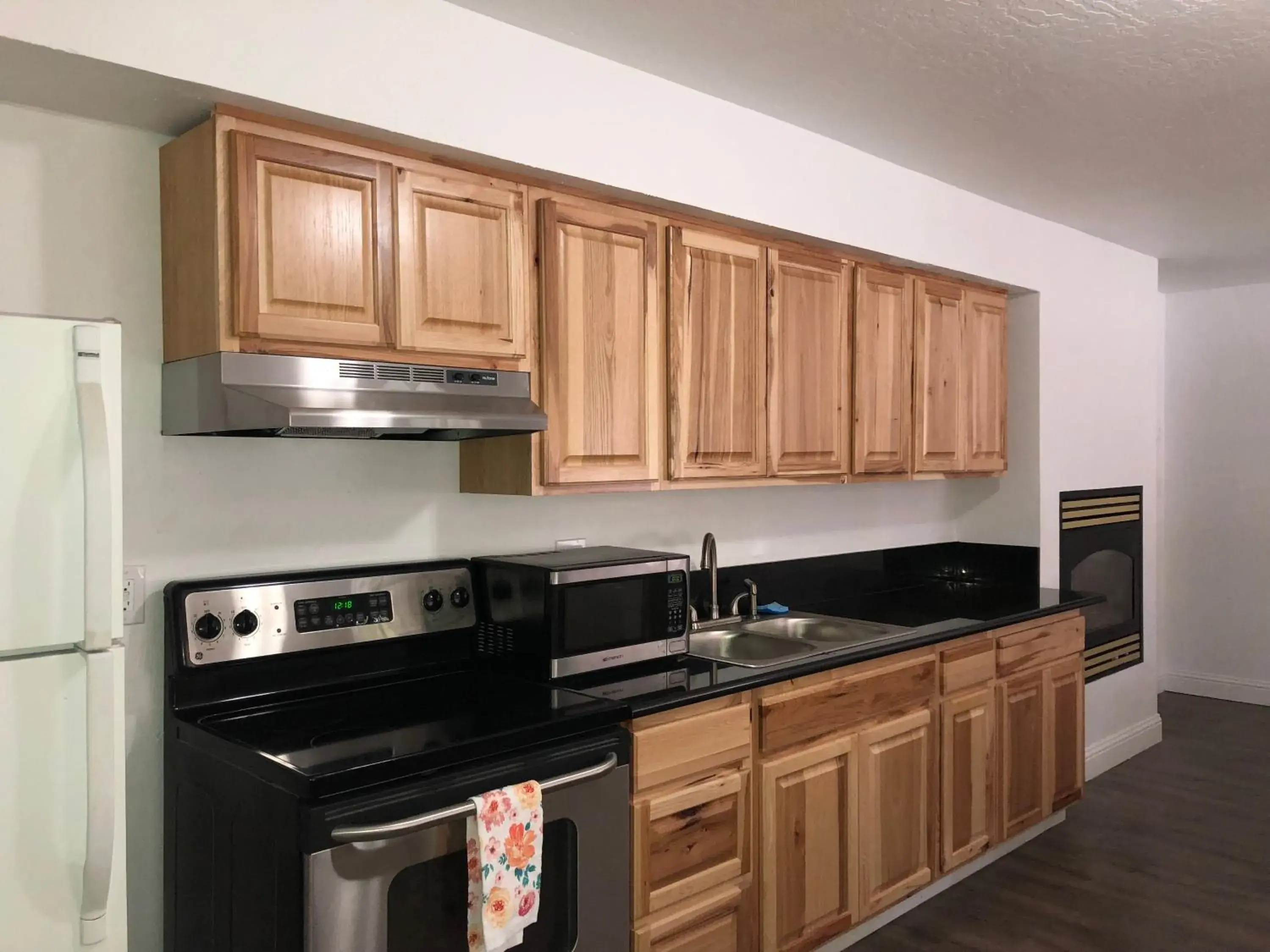 Kitchen or kitchenette, Kitchen/Kitchenette in Cedar Inn & Suites