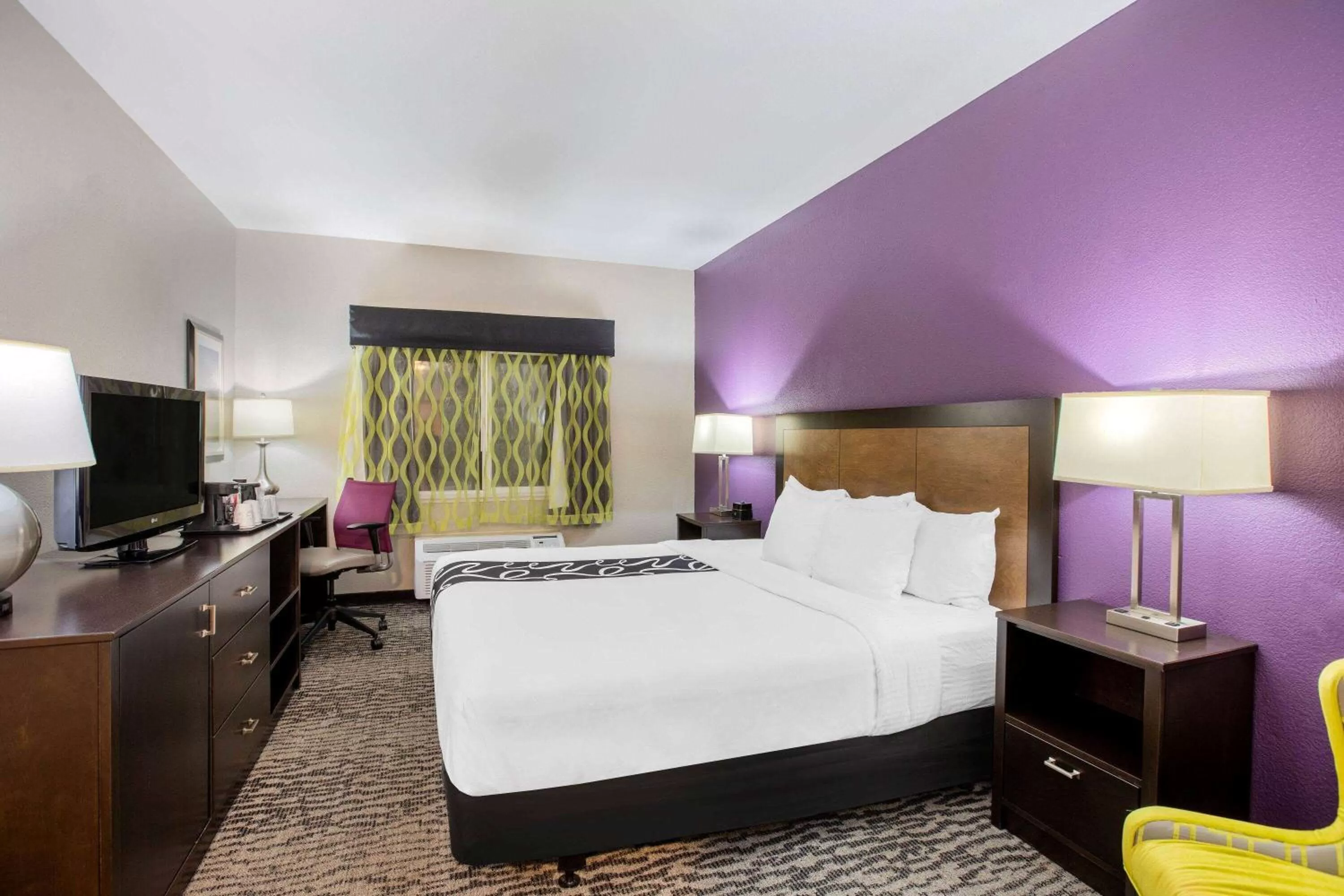 Photo of the whole room, Bed in La Quinta Inn by Wyndham Livermore