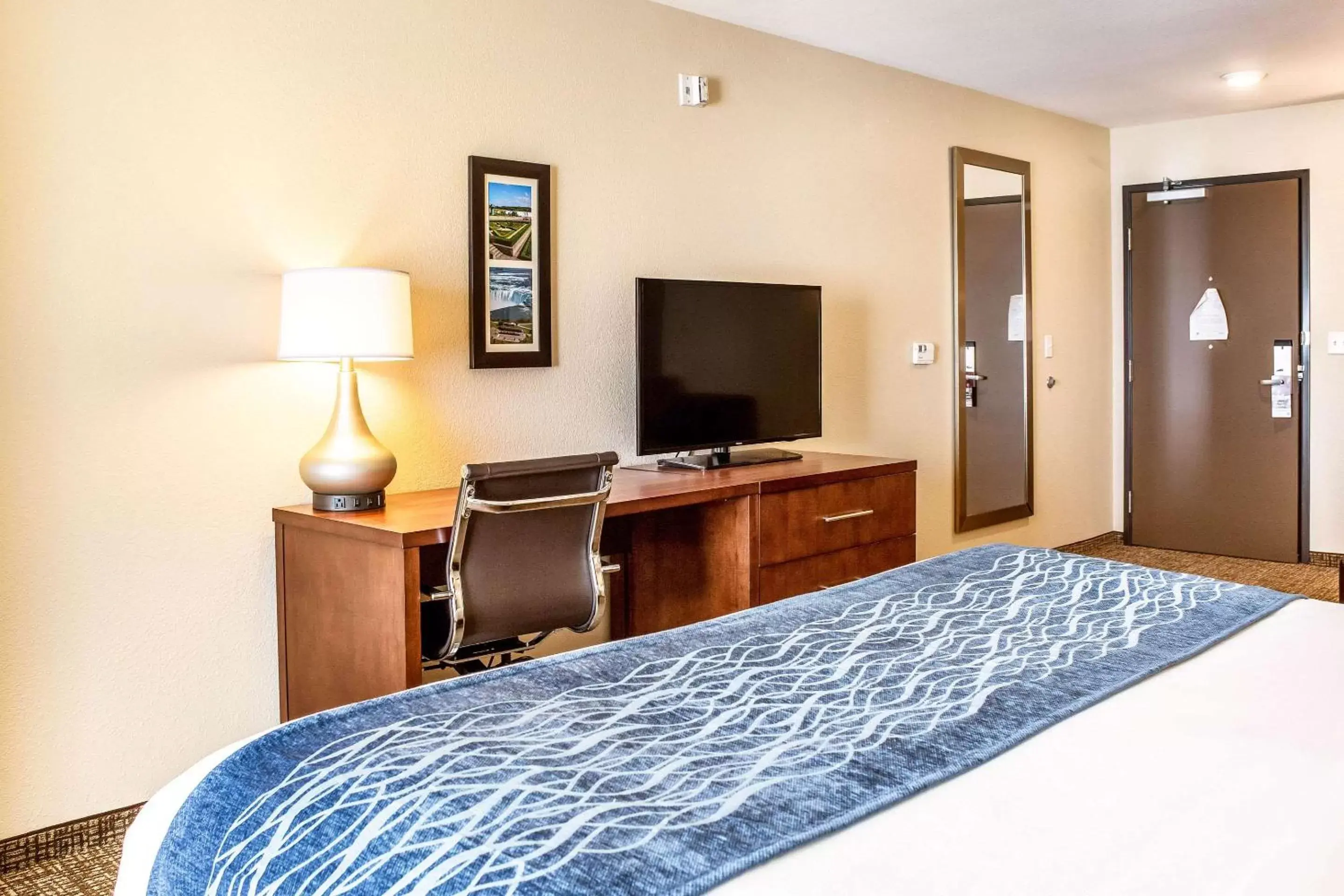 Photo of the whole room, Bed in Comfort Inn & Suites Niagara Falls Blvd USA
